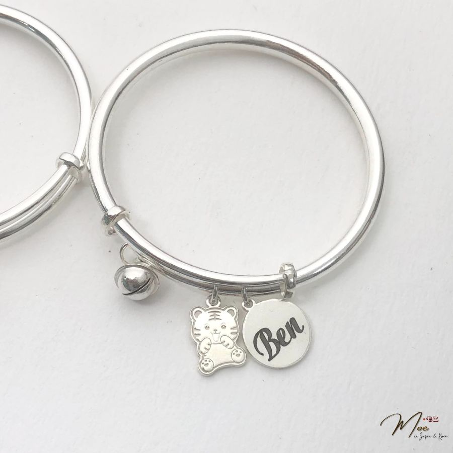 B26 - Lắc tay vòng trơn khắc tên kèm charm