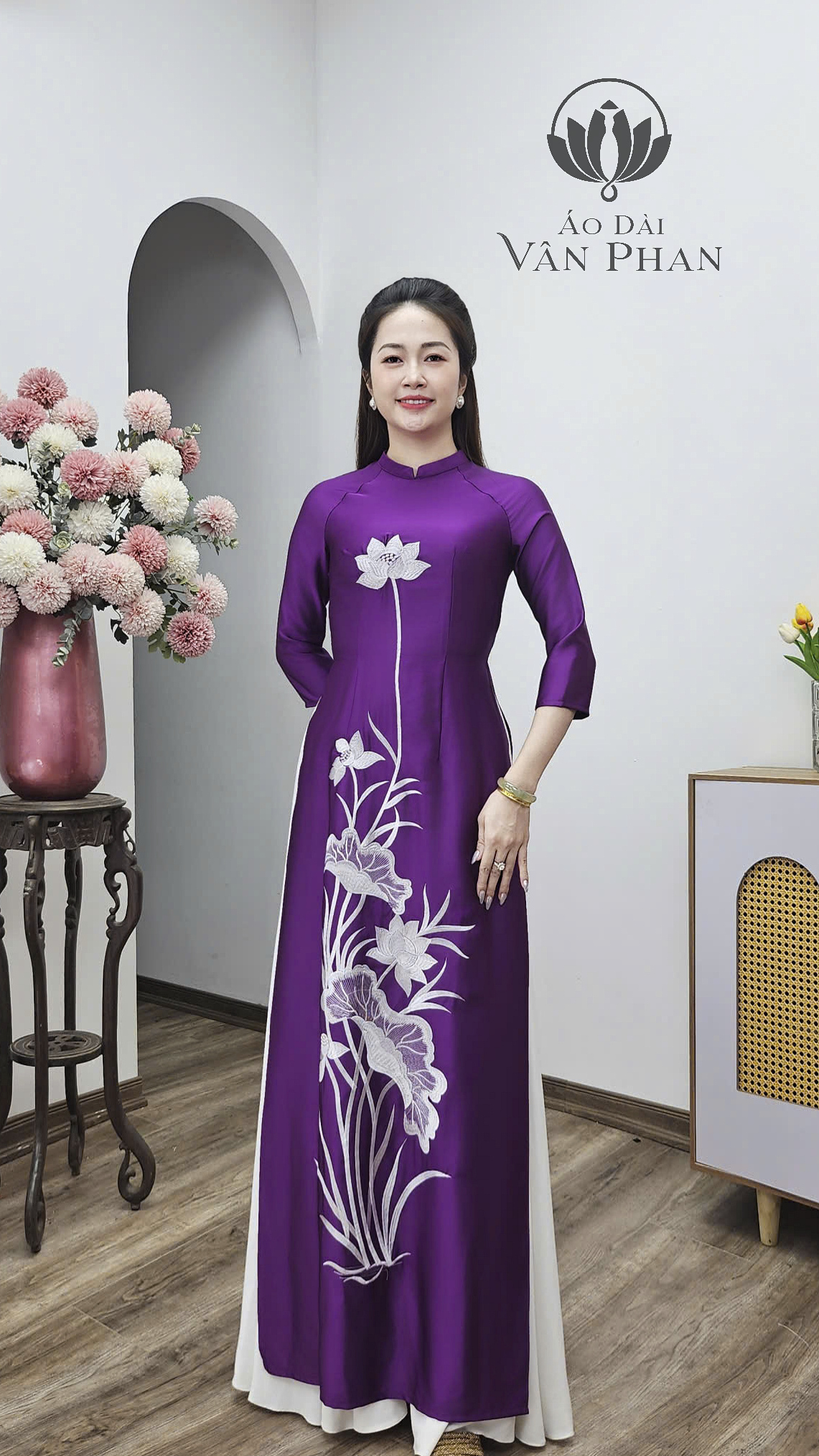 T461 áo dài cổ 2p tay lỡ lụa tô châu tím Cẩm thêu hoa trắng