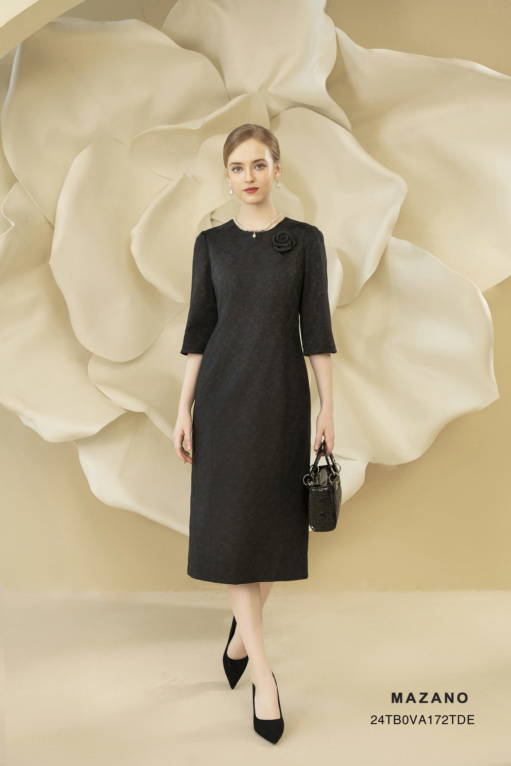 Váy Đầm Suông Vải Gấm thô Họa tiết Vân chìm Đính hoa cuốn Cổ tròn vừa Tay lỡ dài tới bắp chân_thumbnail_3