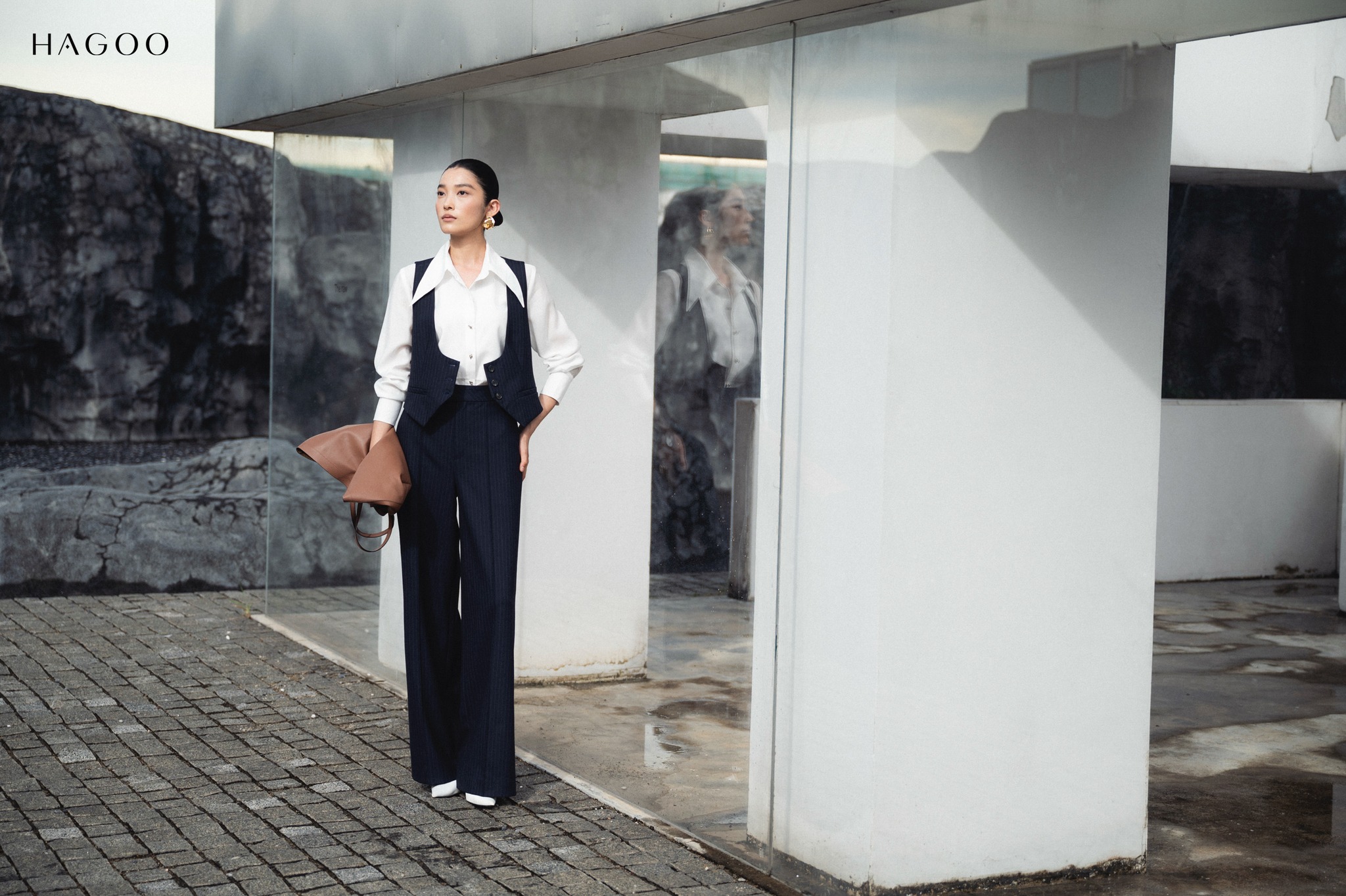 chi tiết quai nhê hiện đại, vừa tạo cảm giác chắc chắn vừa làm nổi bật vòng eo