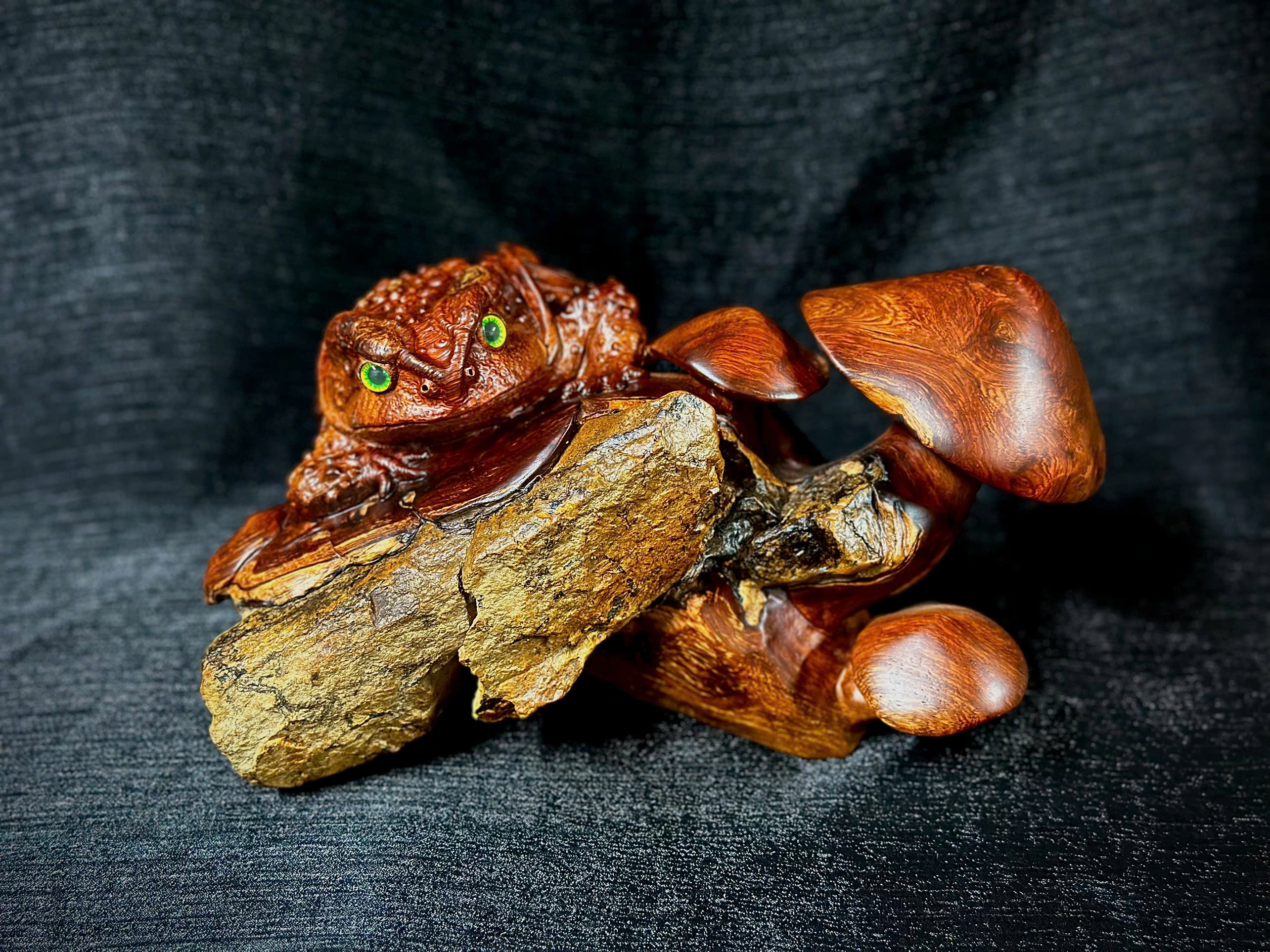 TƯỢNG CÓC TÀI LỘC - GỖ HƯƠNG ÔM ĐÁ