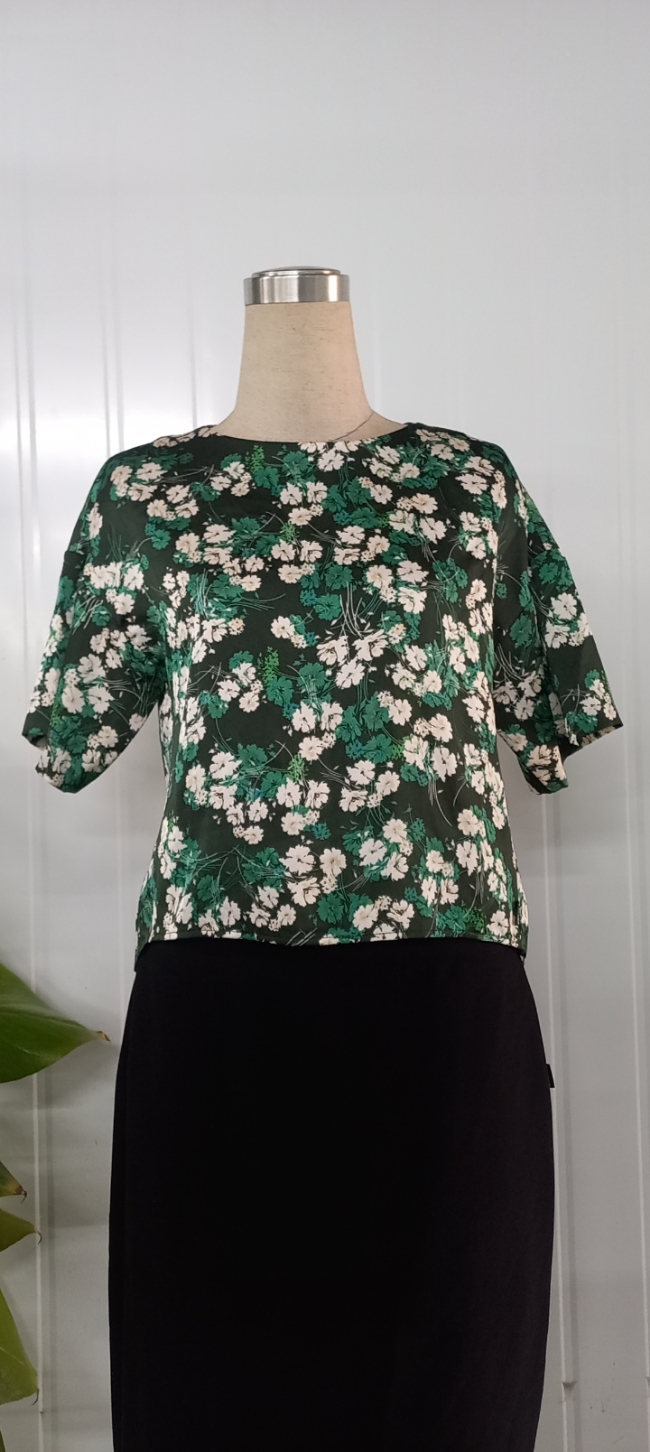 Áo hoa croptop trắng xanh cổ tròn