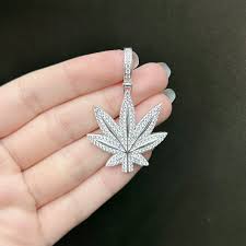 MN44 - Mặt dây chuyền nam lá cần sa nạm đá (2,7c)