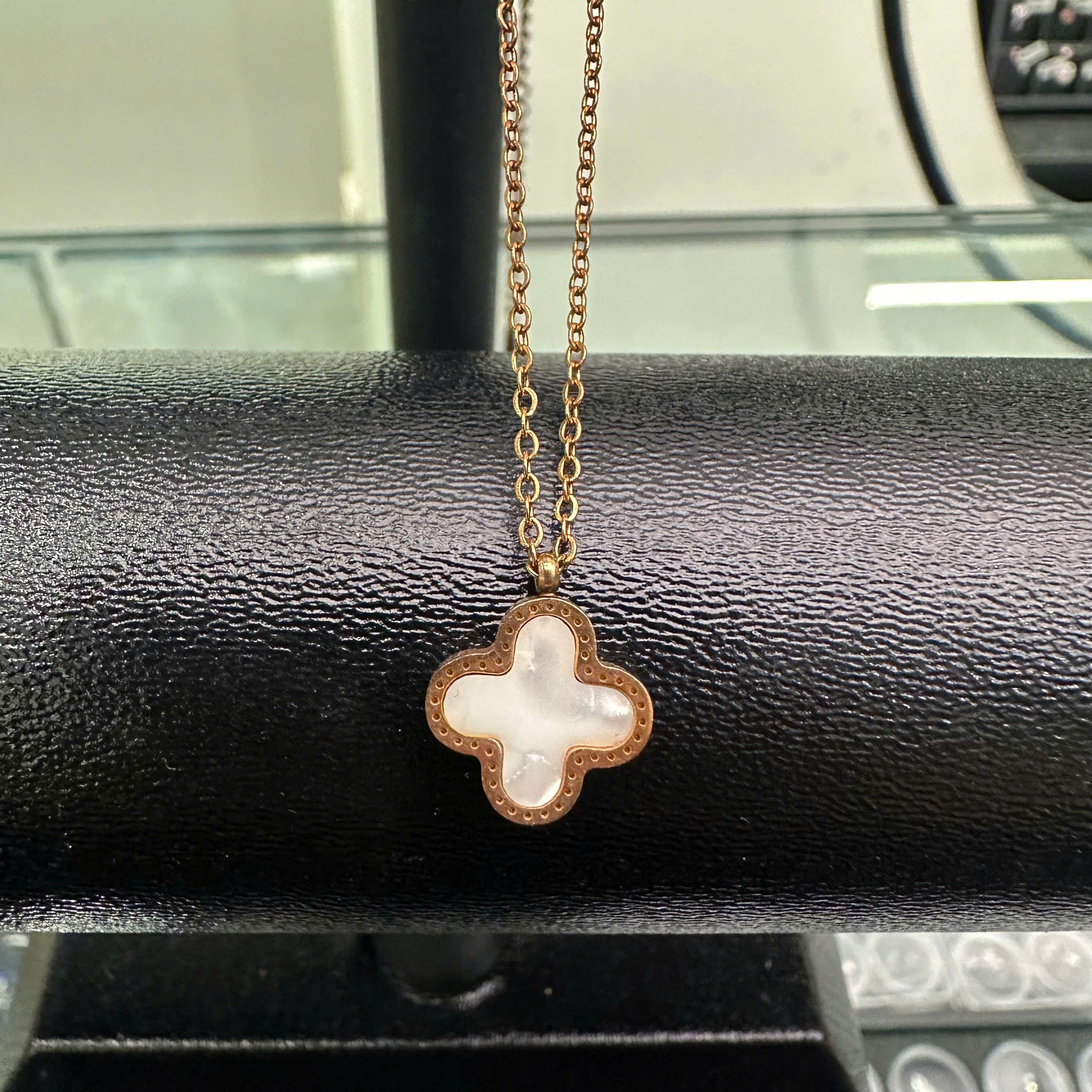 vòng cổ titan màu vàng charm hoa bốn cánh trắng.