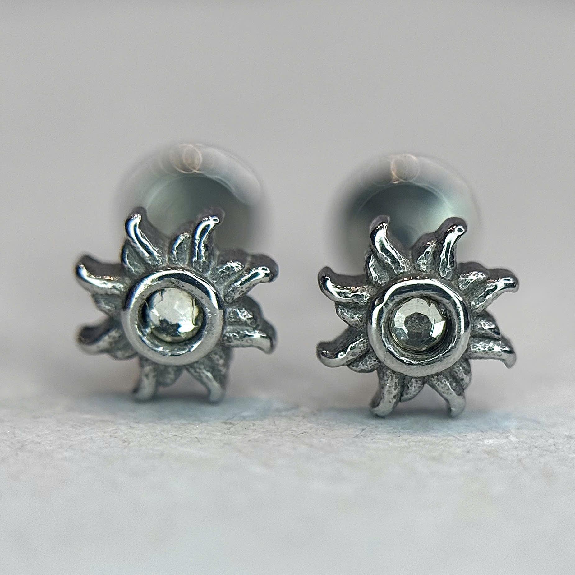 Khuyên kiểu mặt trời nhụy đá dẹt