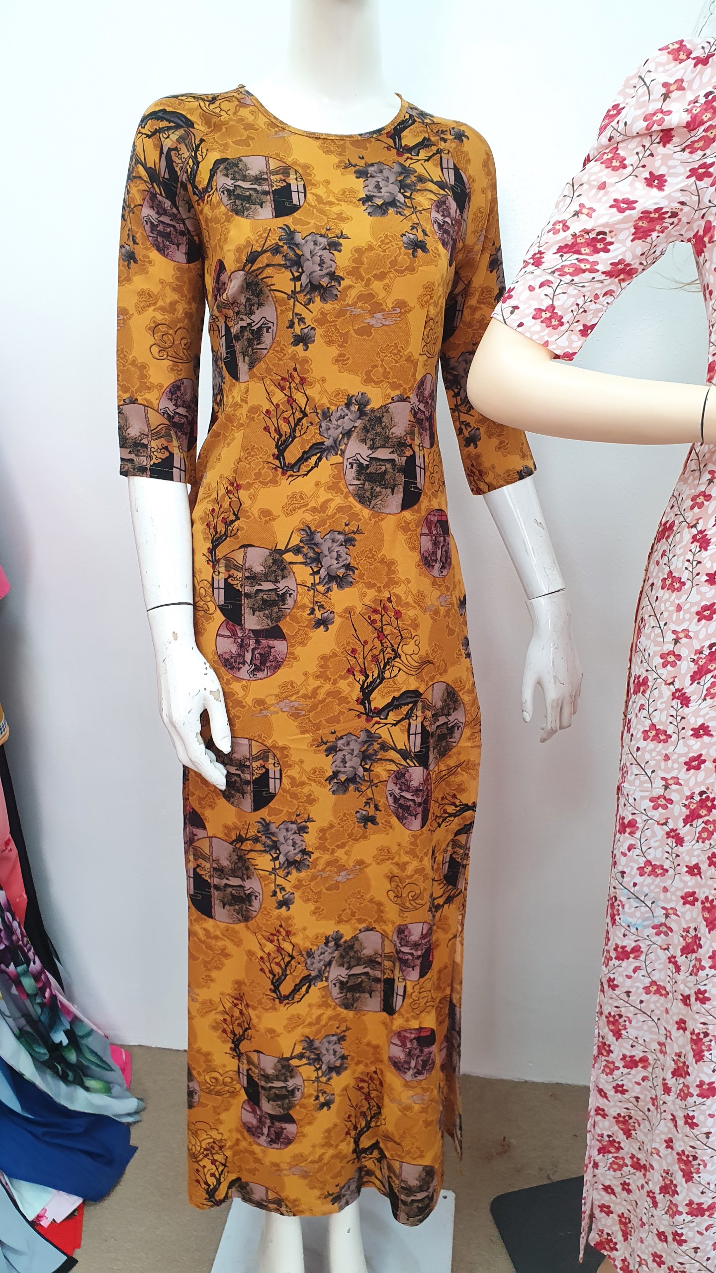 A2025 áo dài hàn châu tròn lỡ nền vàng đồng cây đen