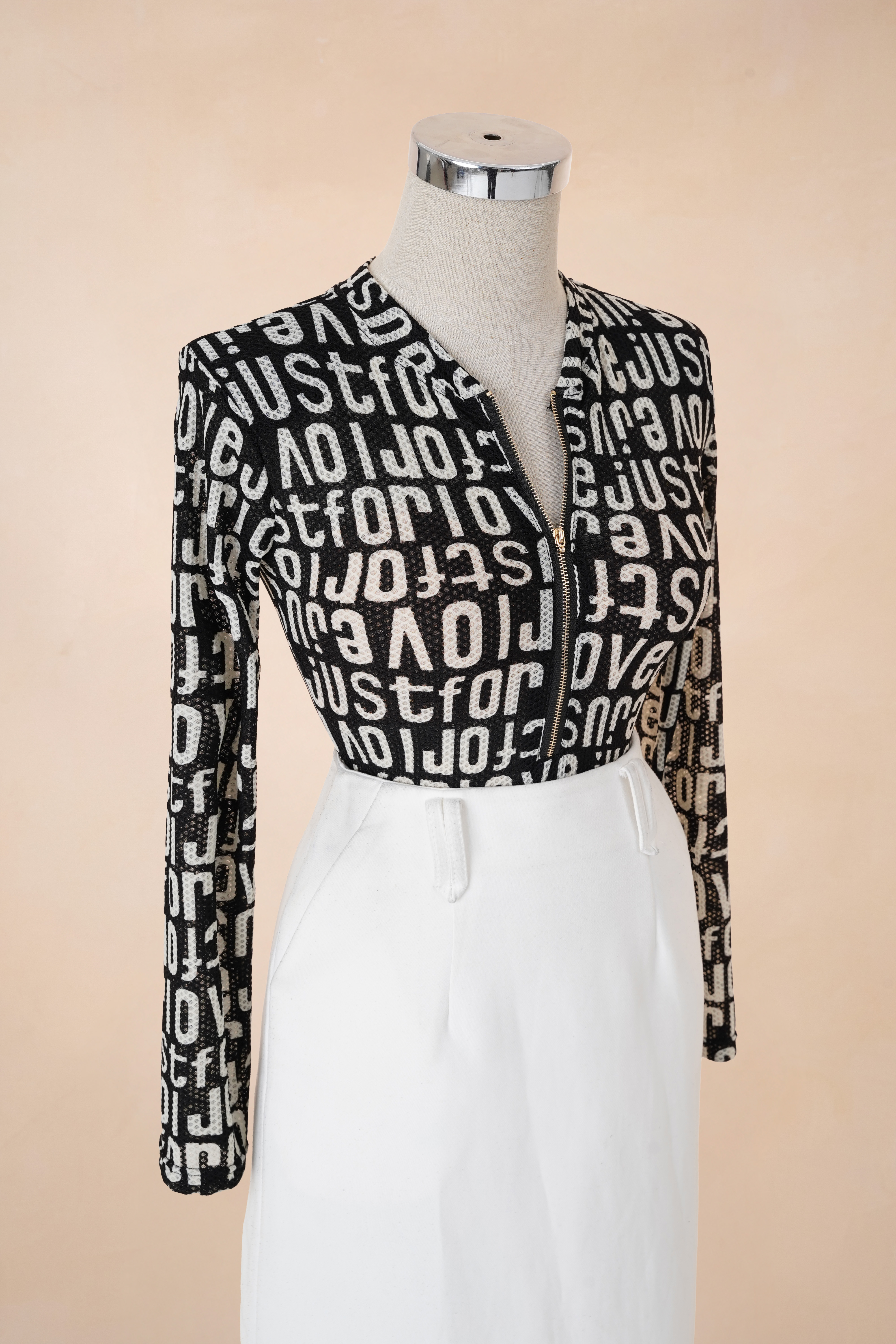 Áo Thun Chữ Khoá Ngực Tay Dài_thumbnail_2