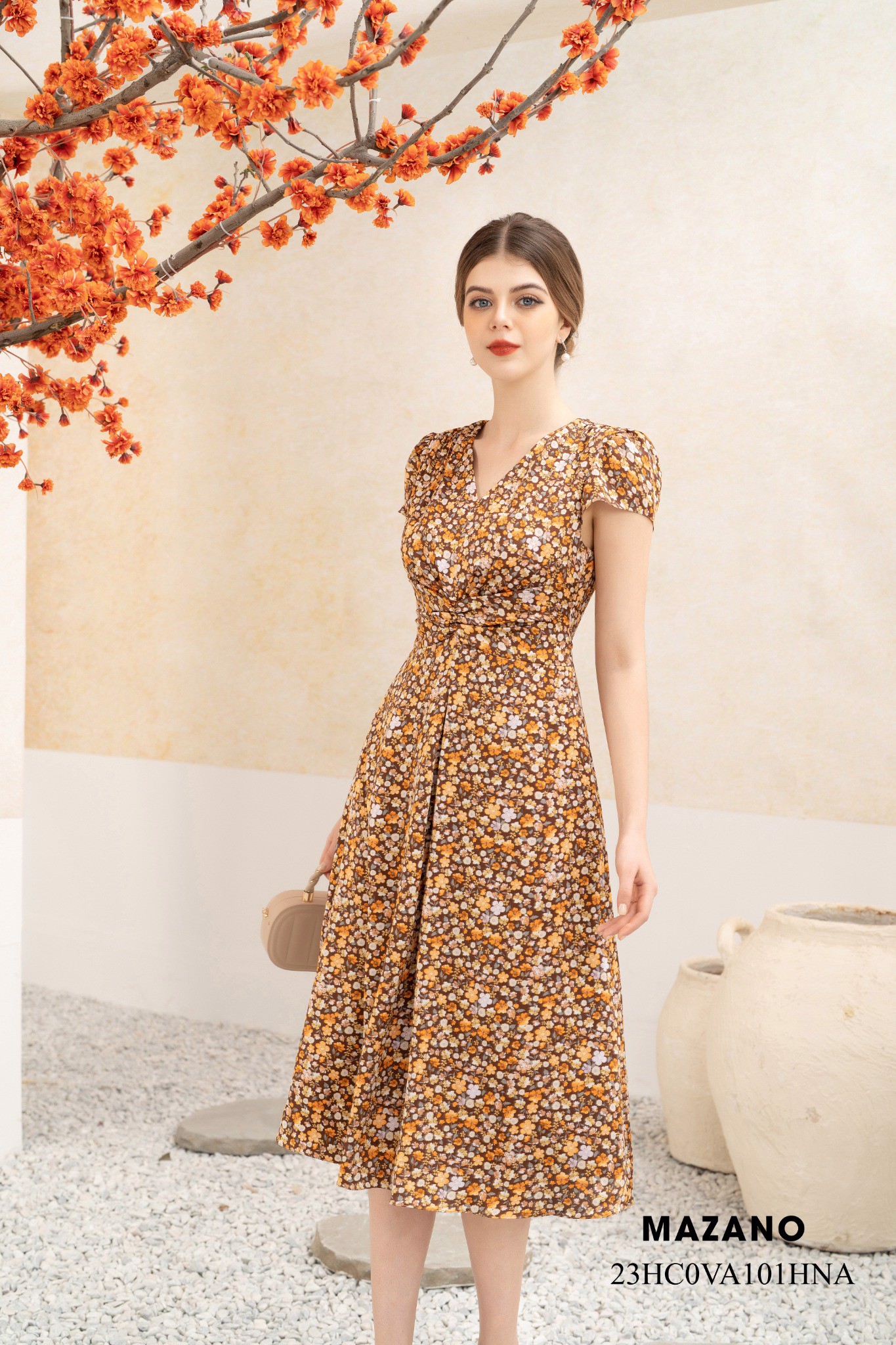 Váy Đầm ôm Chân rủ Vải thô lụa Họa tiết hoa nhí Cổ V Tay ngắn Dài ngang bắp chân 23HC0VA101HNA