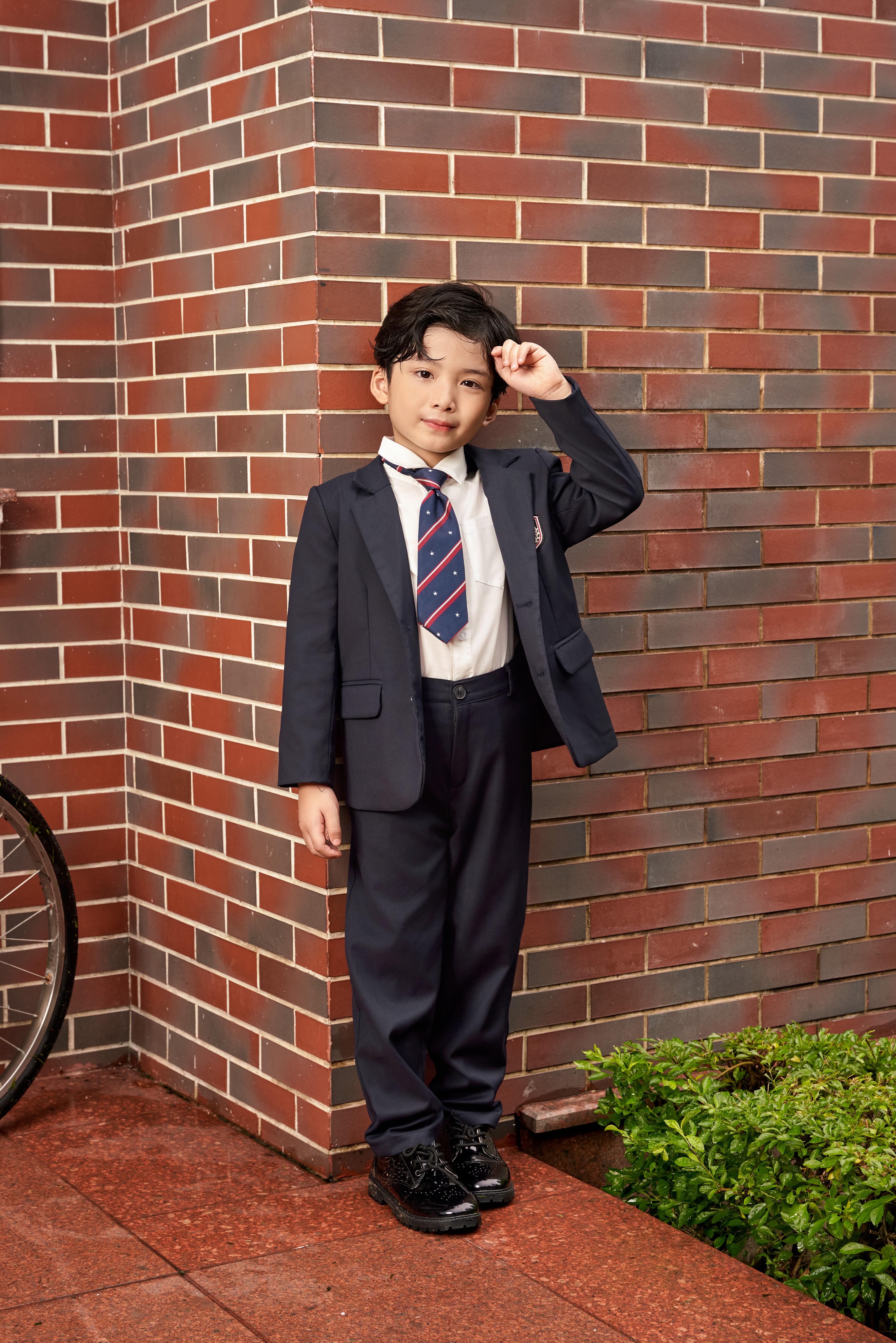 Blazer phối đính huy hiệu