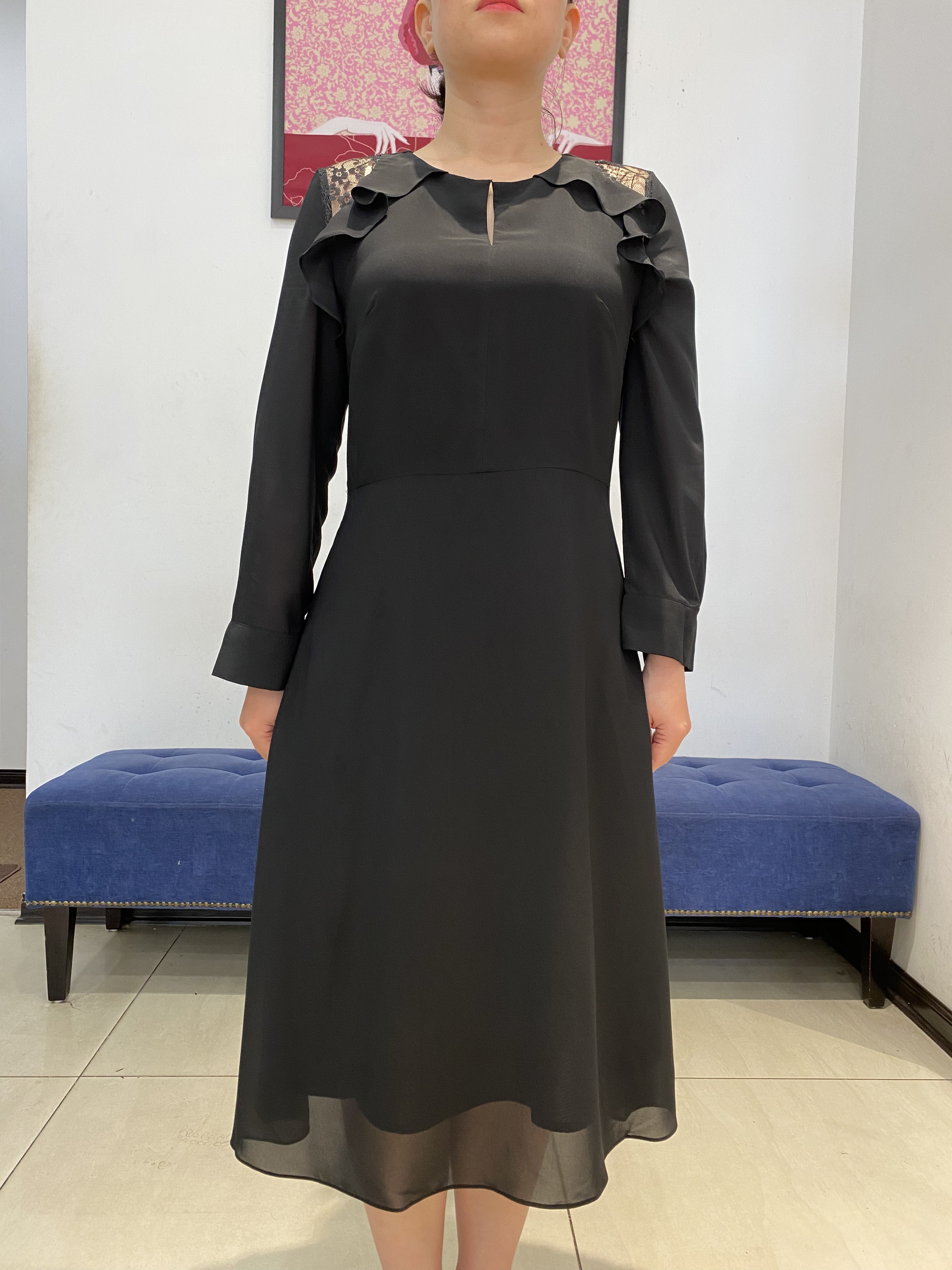 Váy đen xòe phối ren vai