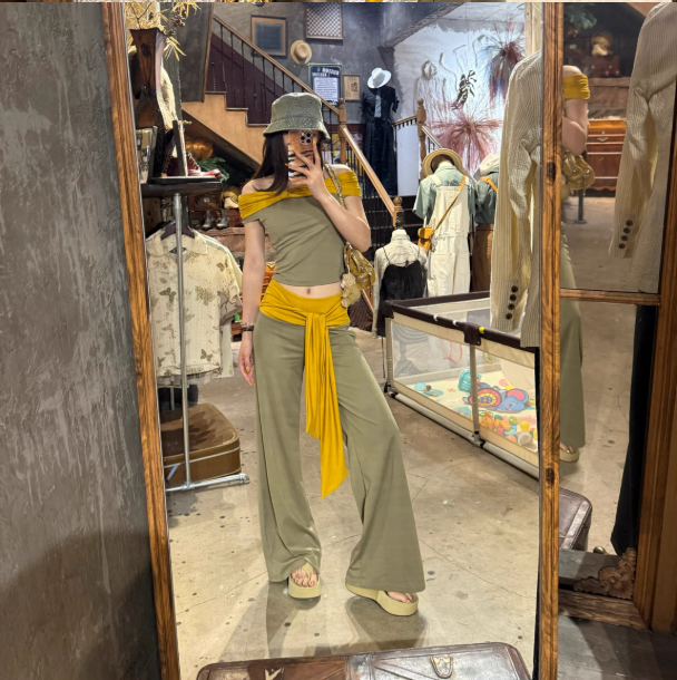 Set áo quần off-shoulder phối thắt eo vàng cá tính