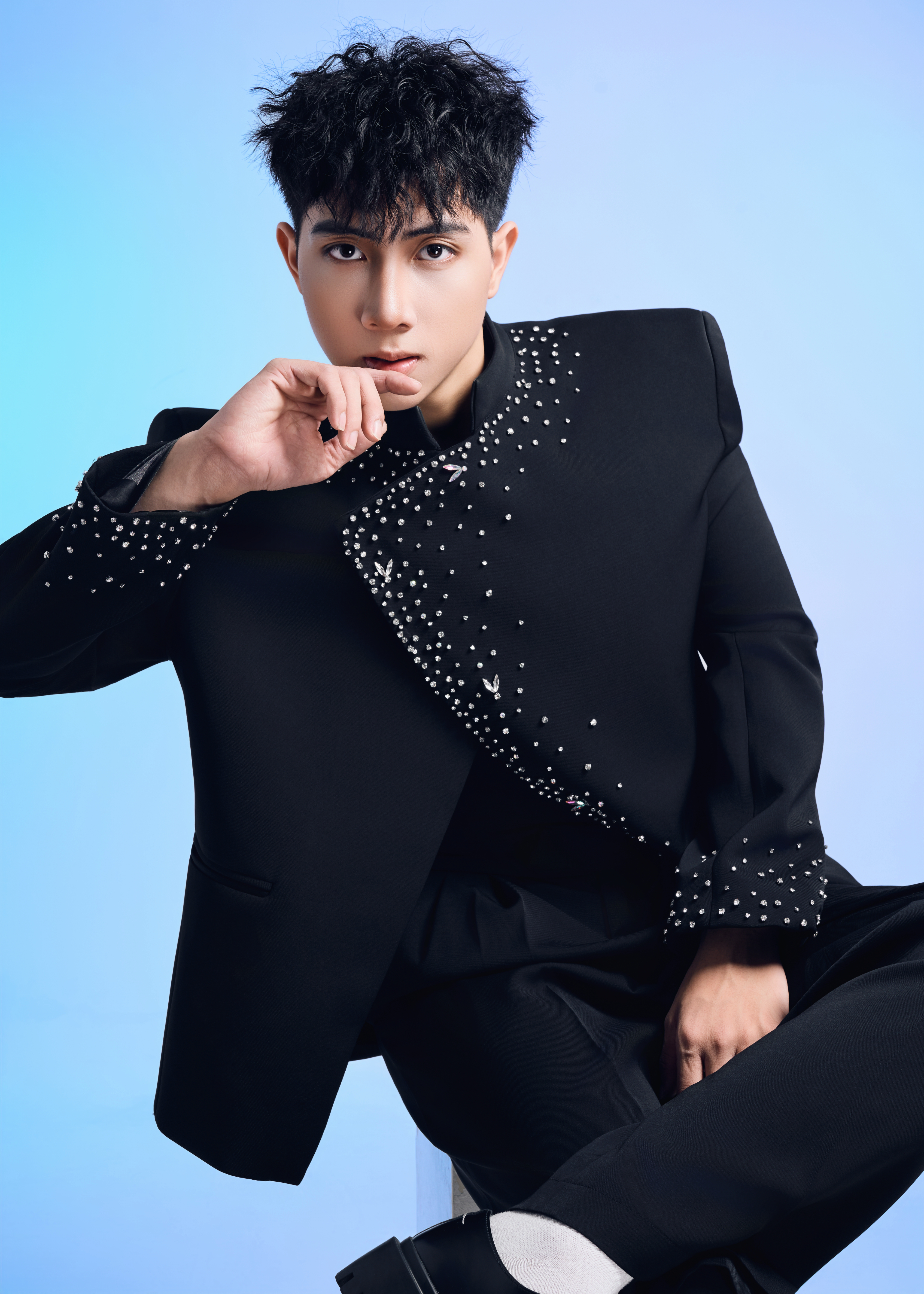 Vest đen đính pha lê cao cấp – Phong cách sang trọng và quyền lực_thumbnail_2