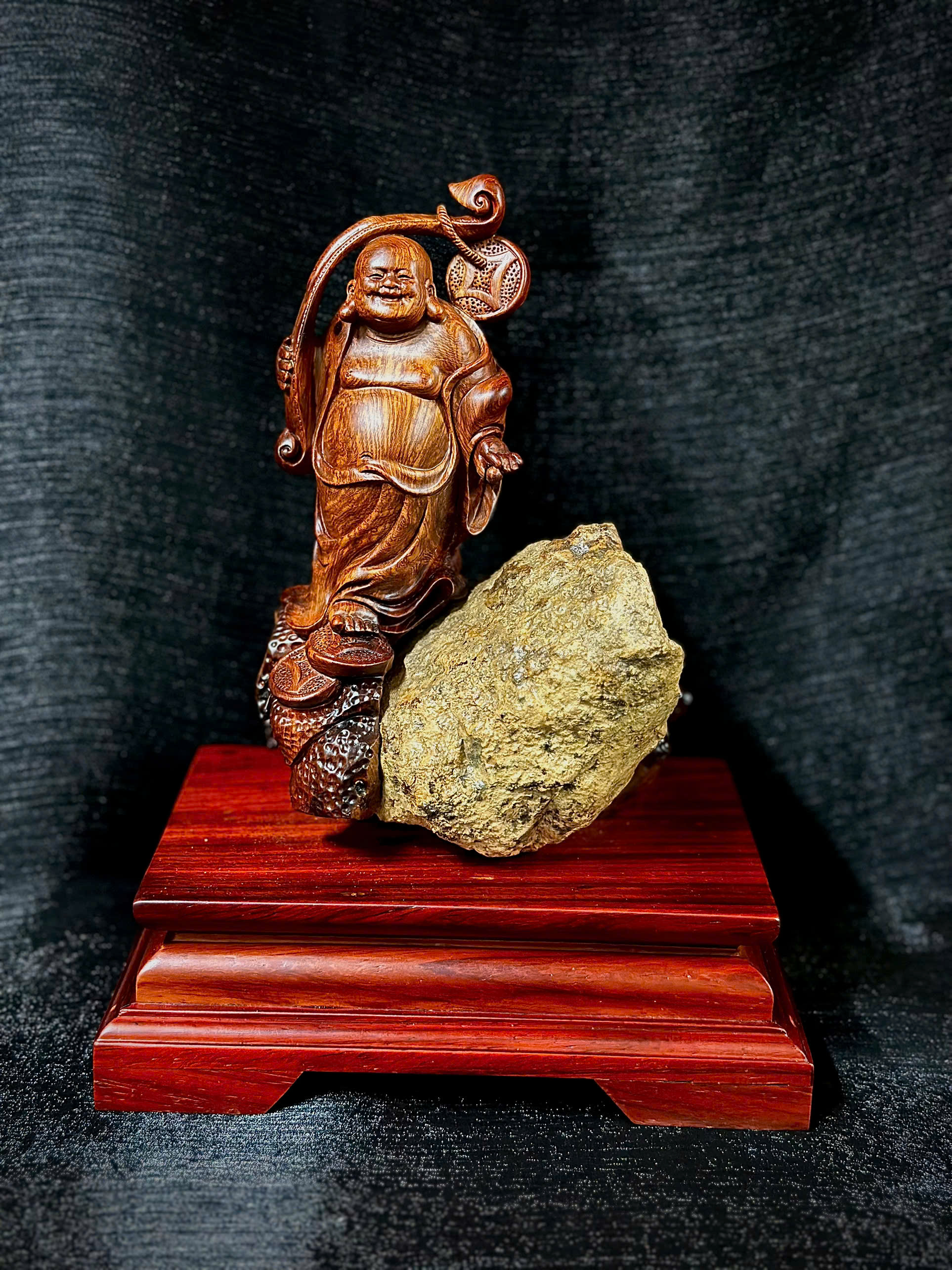  TƯỢNG DI LẶC GÁNH TIỀN - GỖ HƯƠNG ÔM ĐÁ