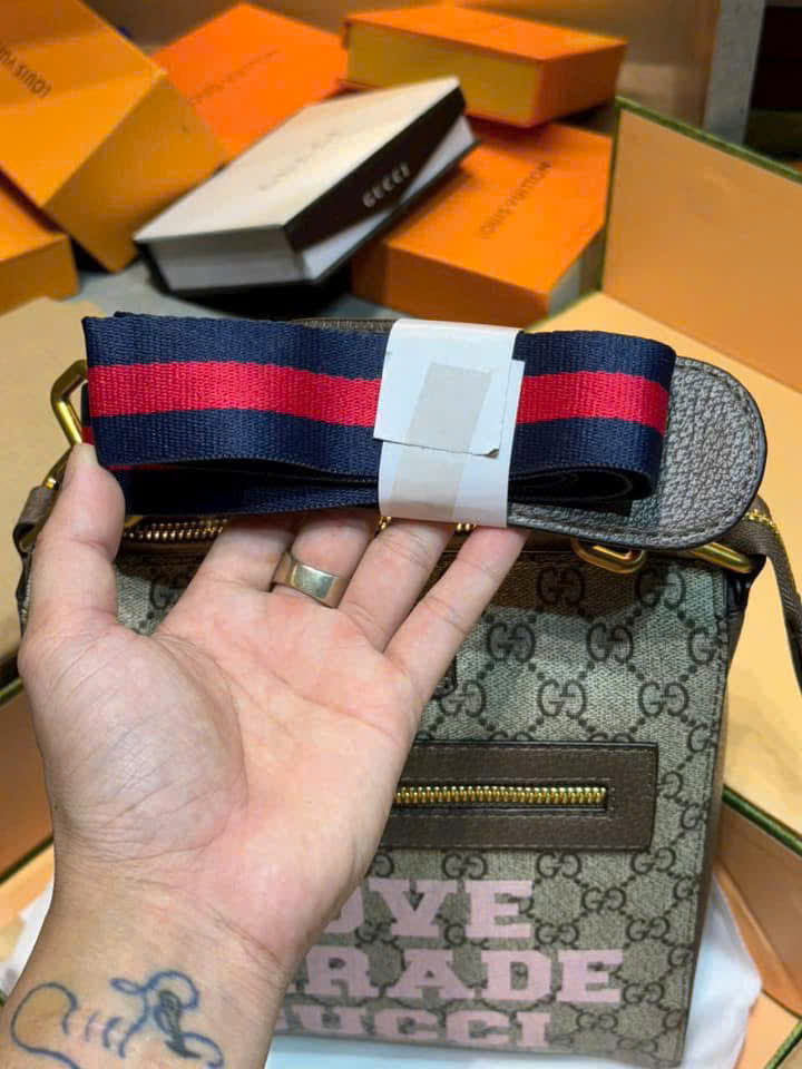 Túi đeo chéo Gucci GG Supreme chữ màu hồng_thumbnail_5