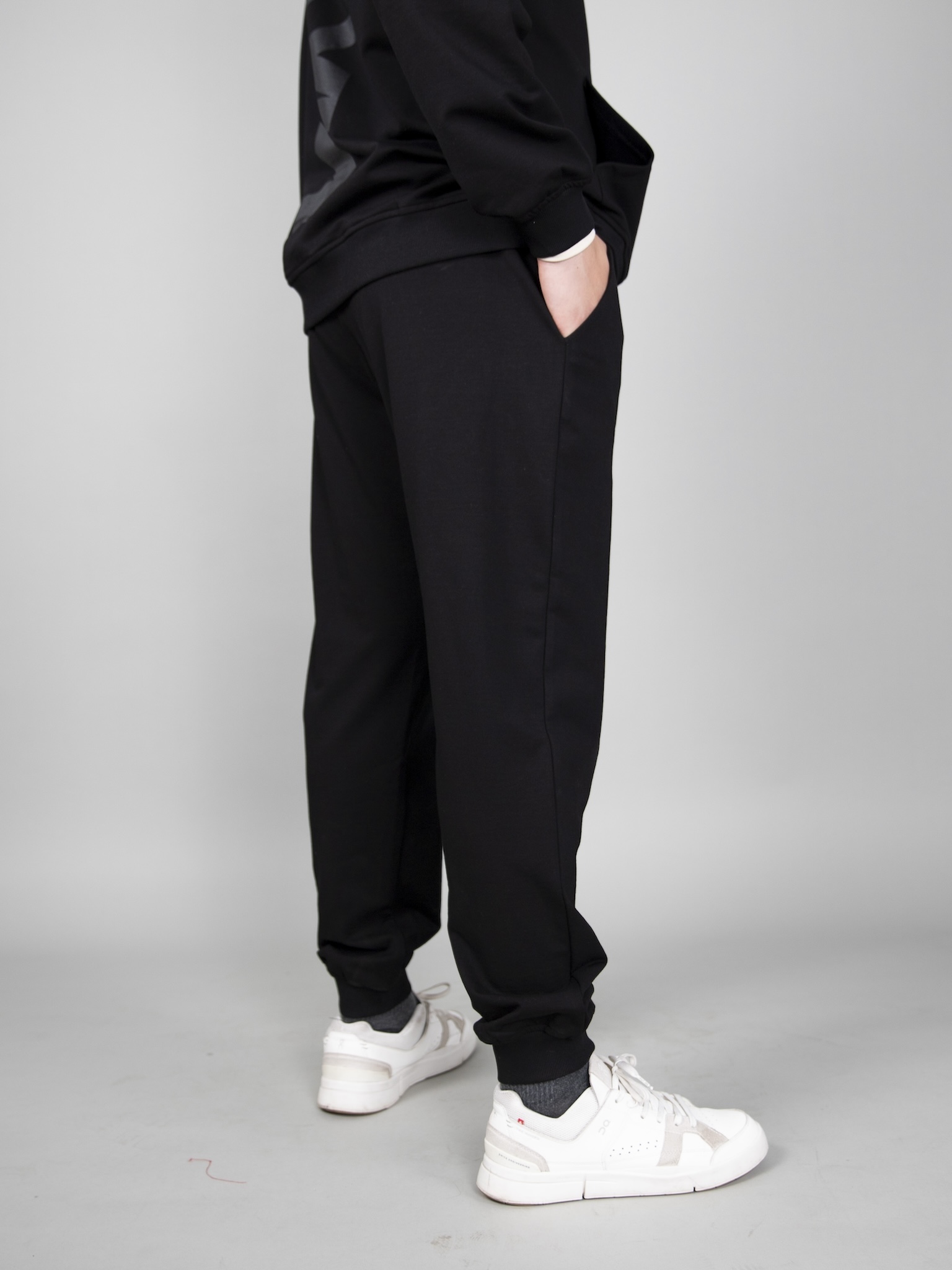 Quần nỉ màu đen chữ VXX_thumbnail_2