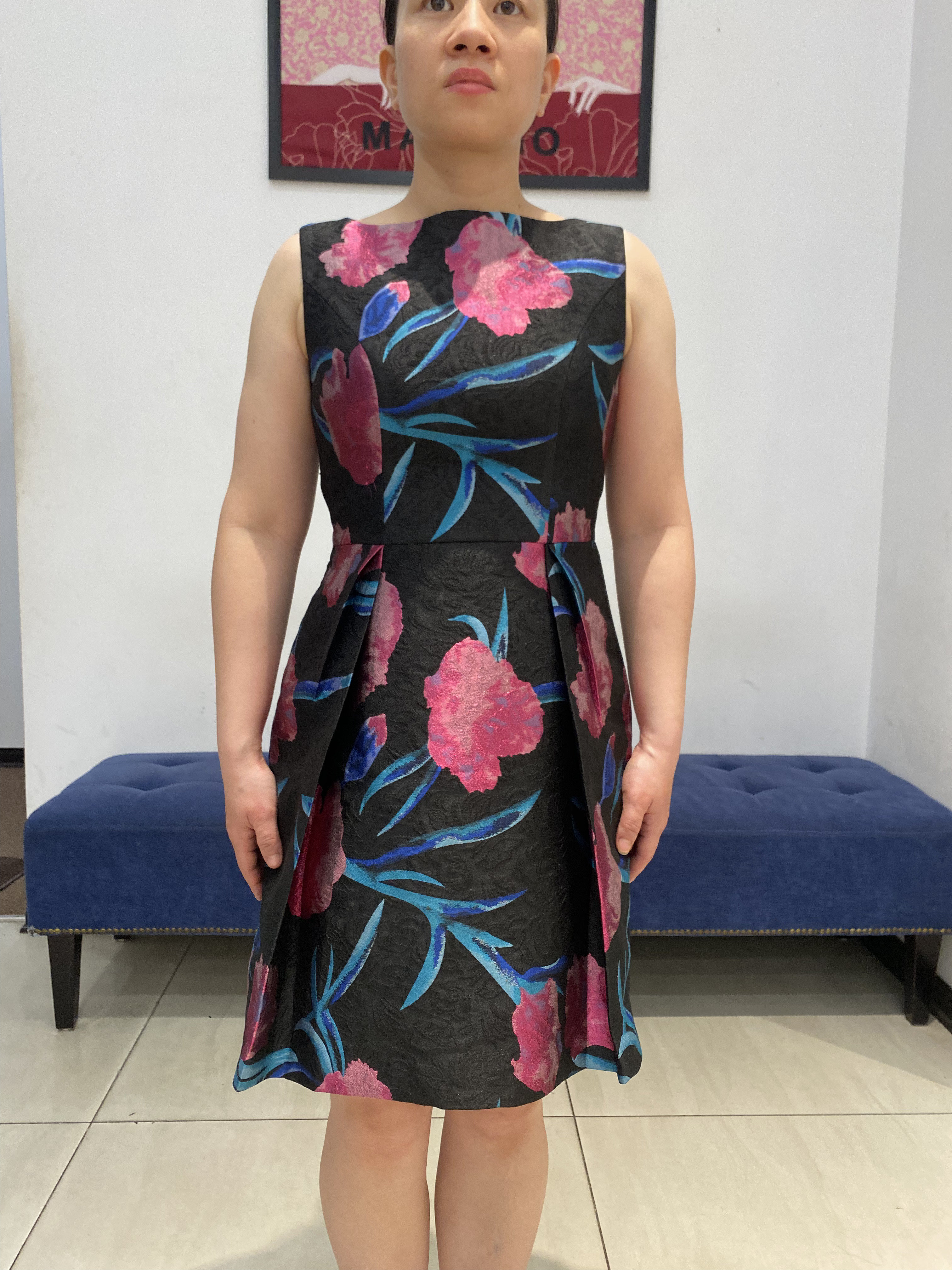 Đầm suông in hoa sát tay