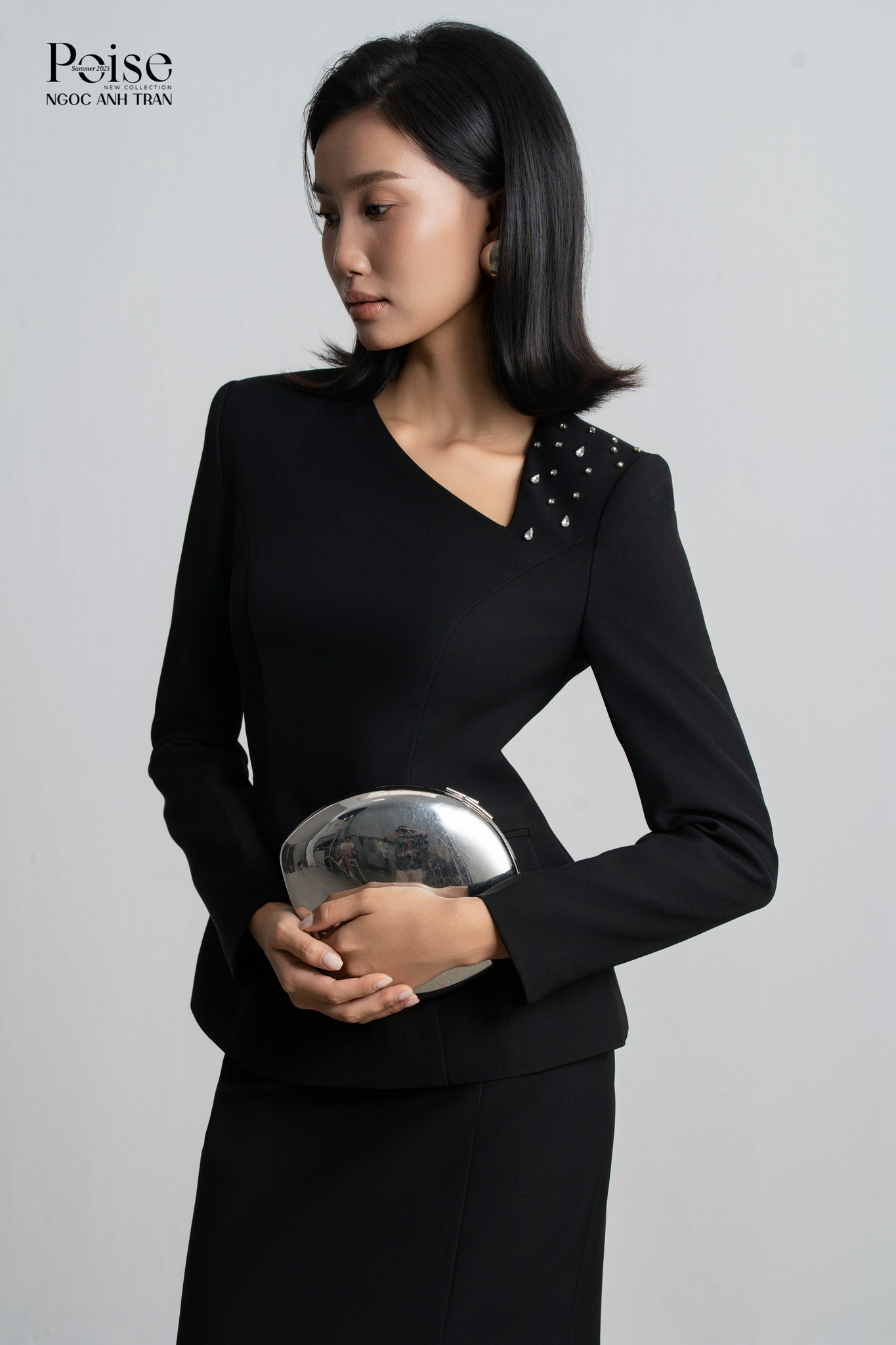 V048  - Áo vest dài tay đen vai đính đá