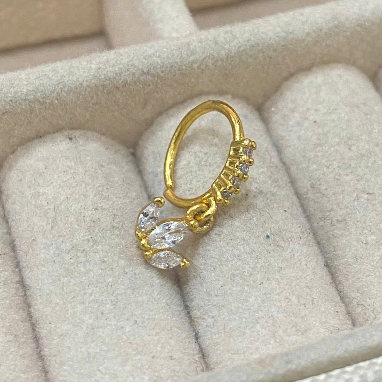 Vòng vàng đính kim cương charm 3 lá size 8 bẻ.