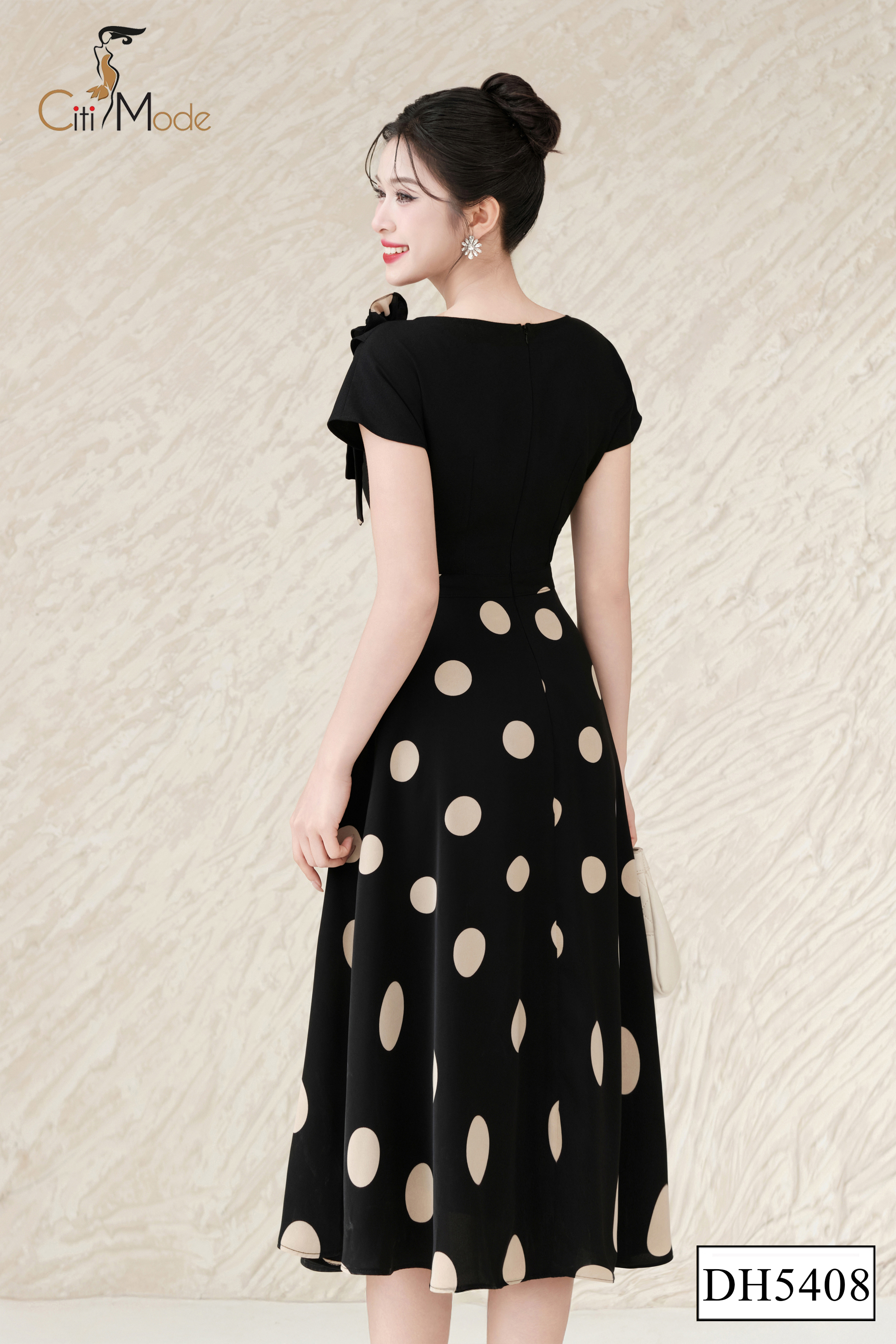 Đầm xòe chấm bi đen cổ đổ đính hoa vai
