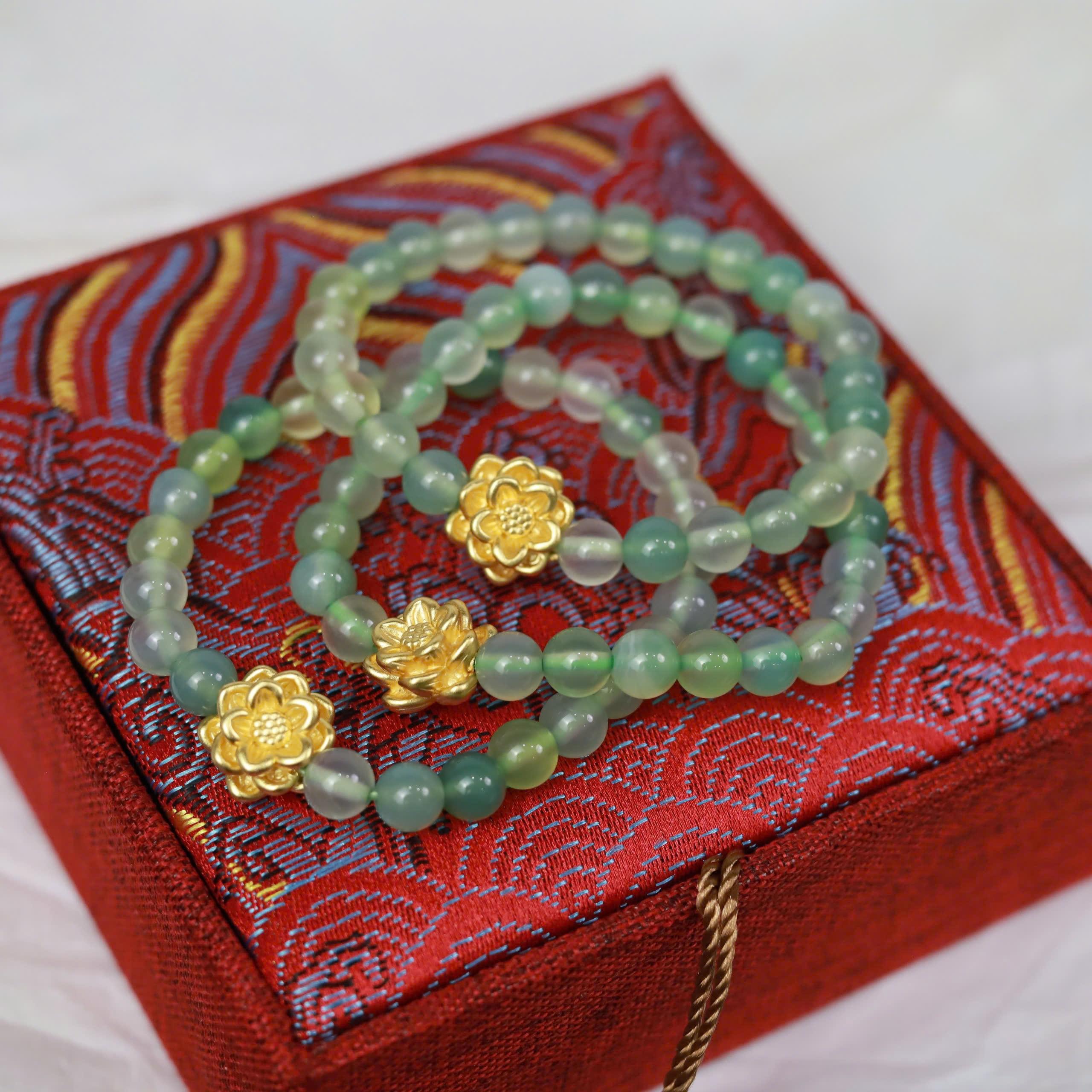 Vòng tay thạch anh dâu xanh nhạt mix charm hoa sen mạ vàng_thumbnail_2