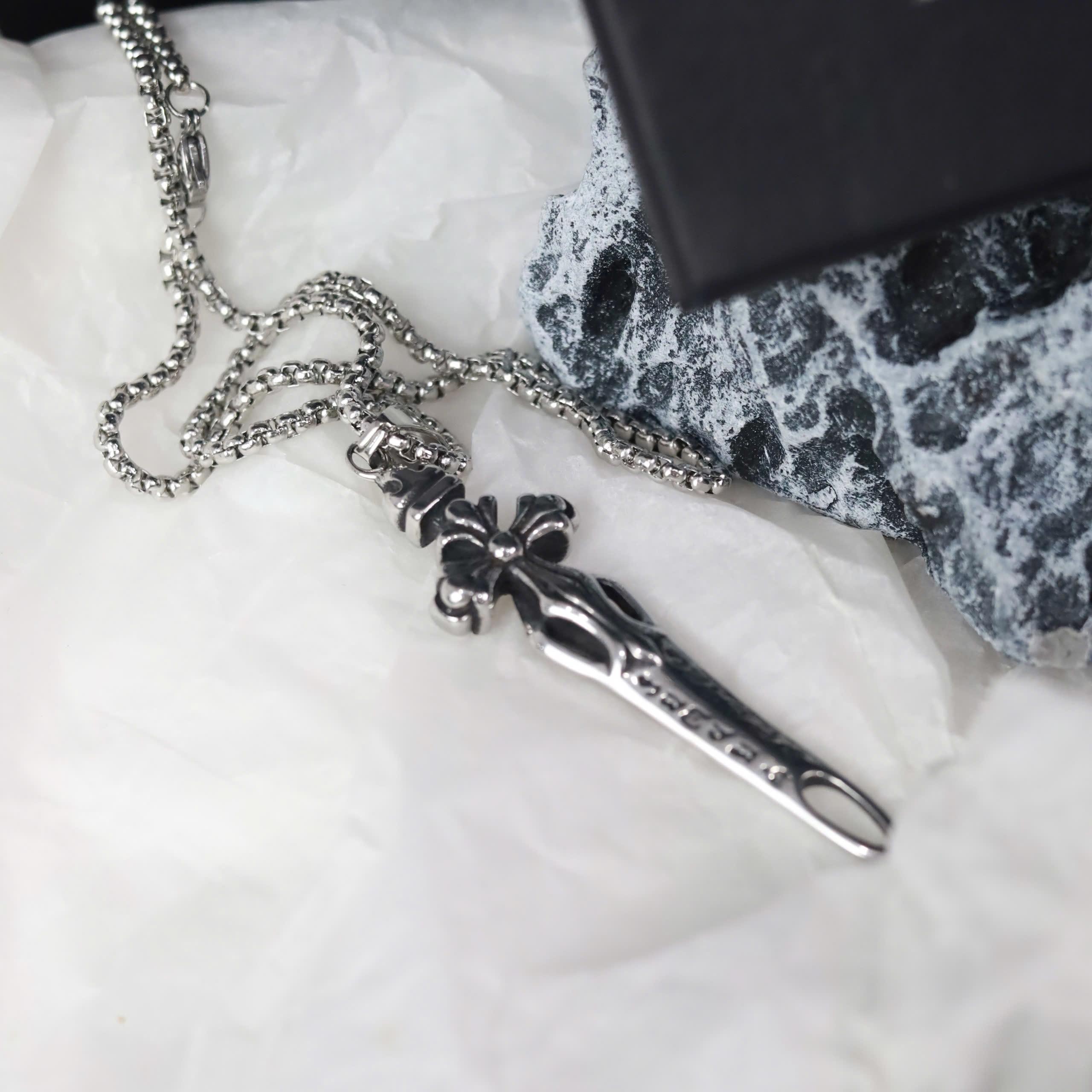 Vòng cổ titan chrome heart thánh giá