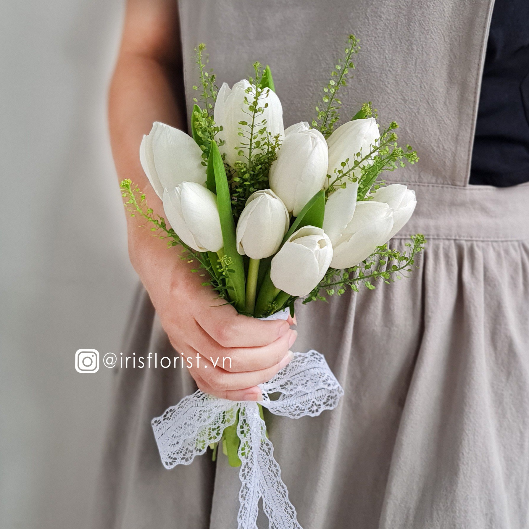 Bó hoa cưới - Tulip Trắng x Cỏ đồng tiền_thumbnail_0