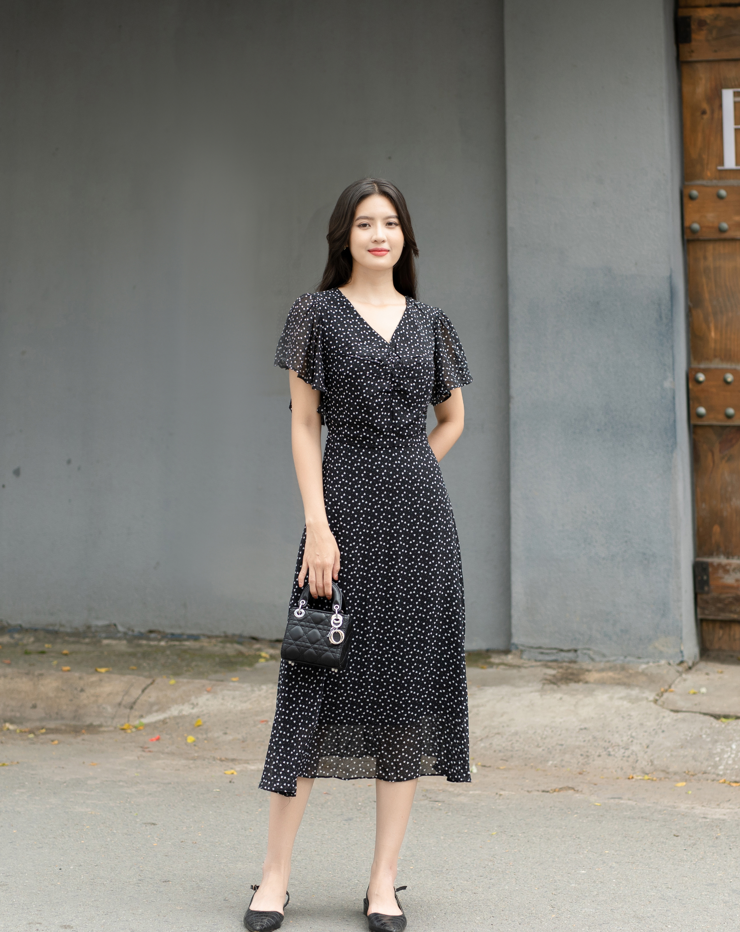 Đầm midi họa tiết tim nhí cổ V phối ren lưng