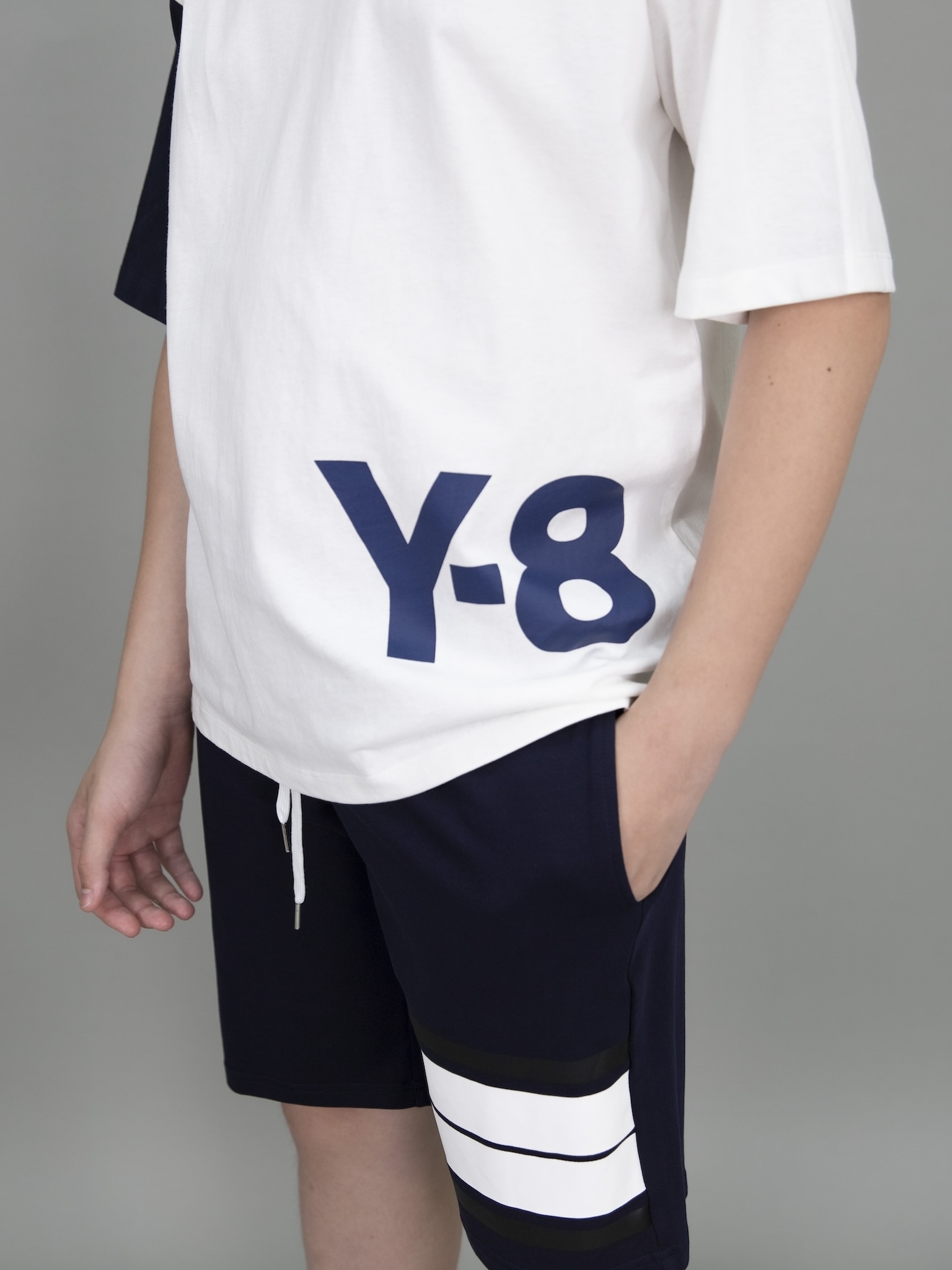 Áo phông trắng dáng rộng phối tay navy chữ Y-8_thumbnail_3