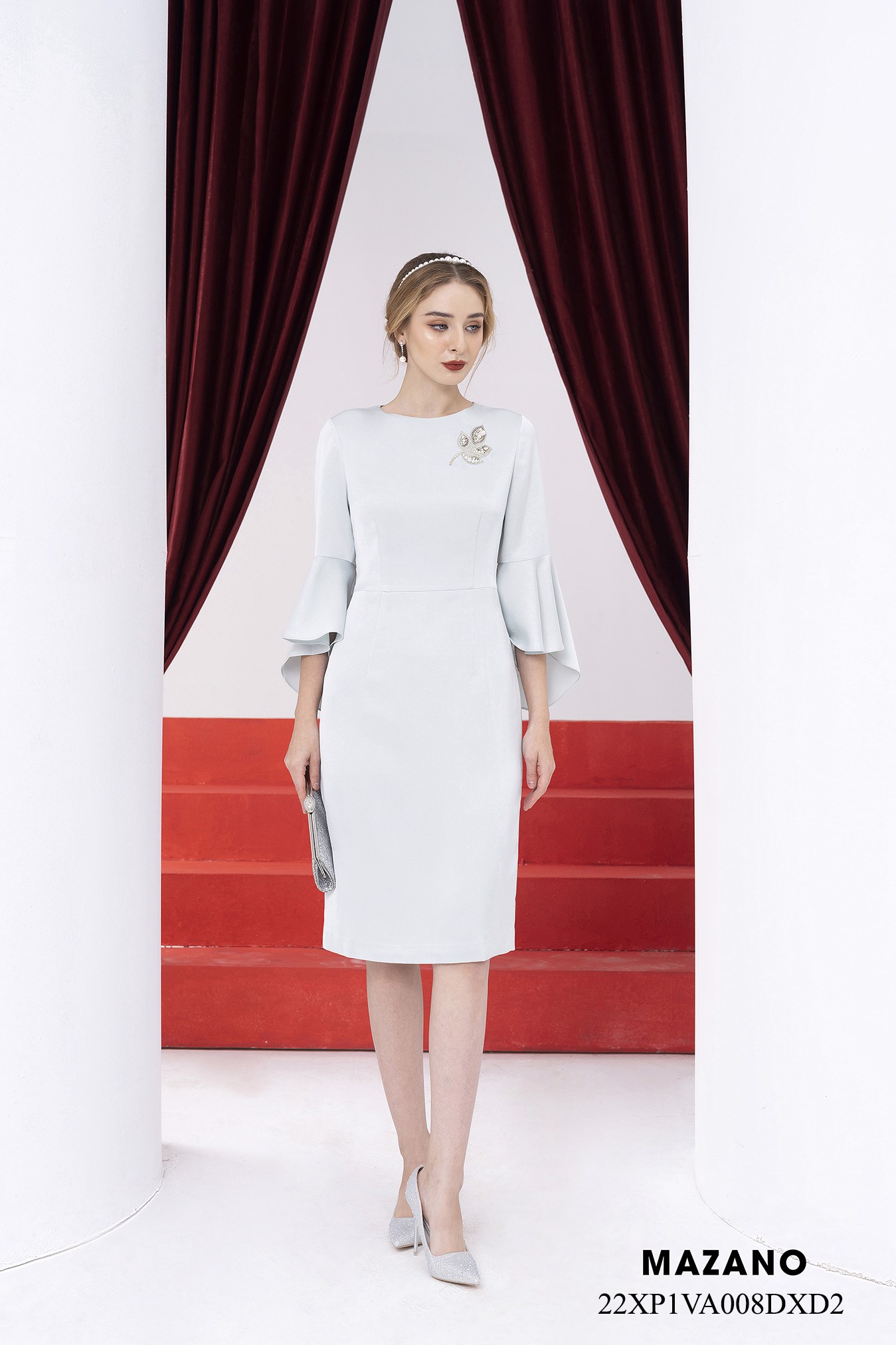 Đầm tiệc xanh nhạt đính đá thay loe mullet