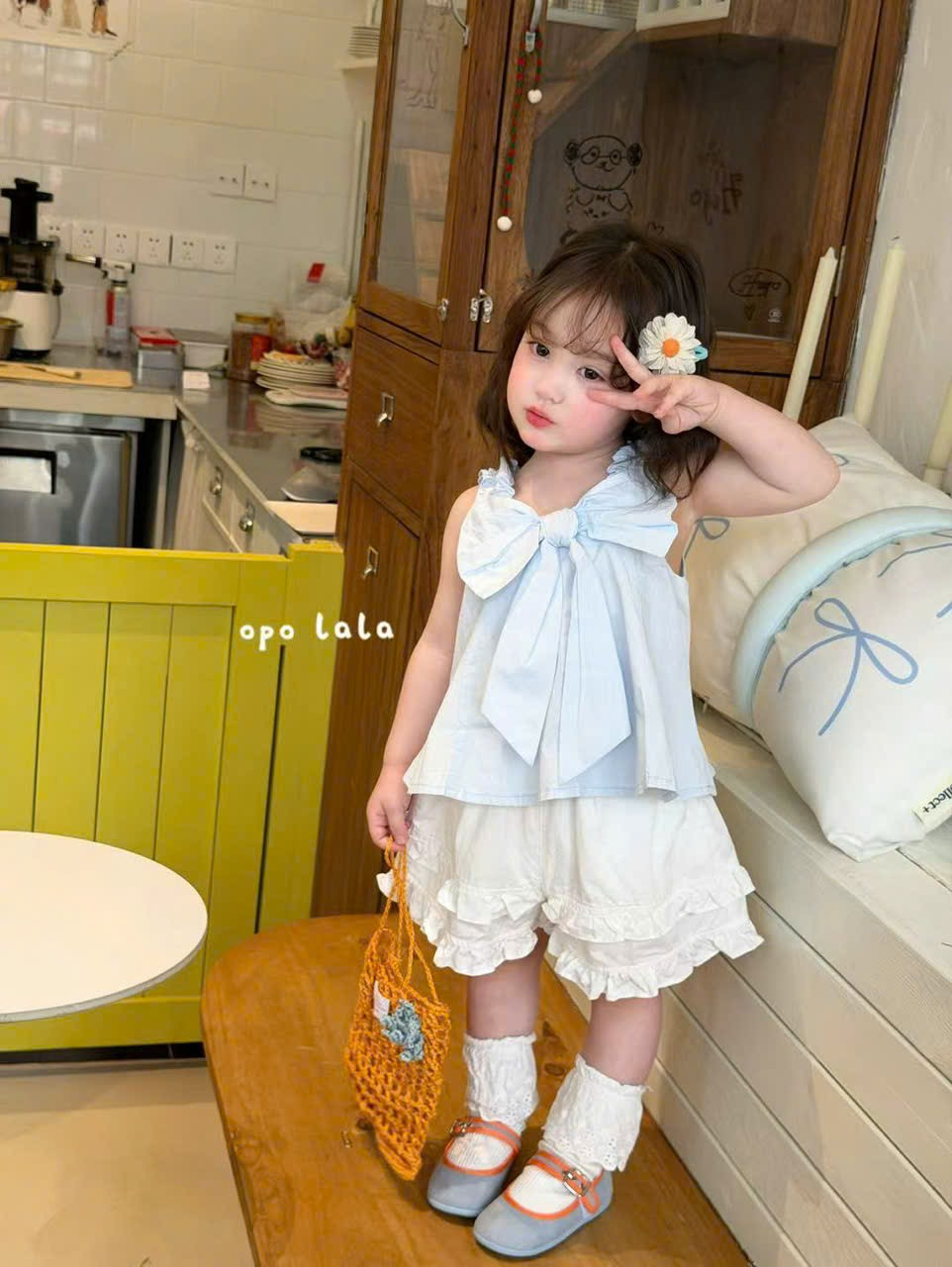 C211 - Áo thô nơ to xanh nhạt hãng Opolala