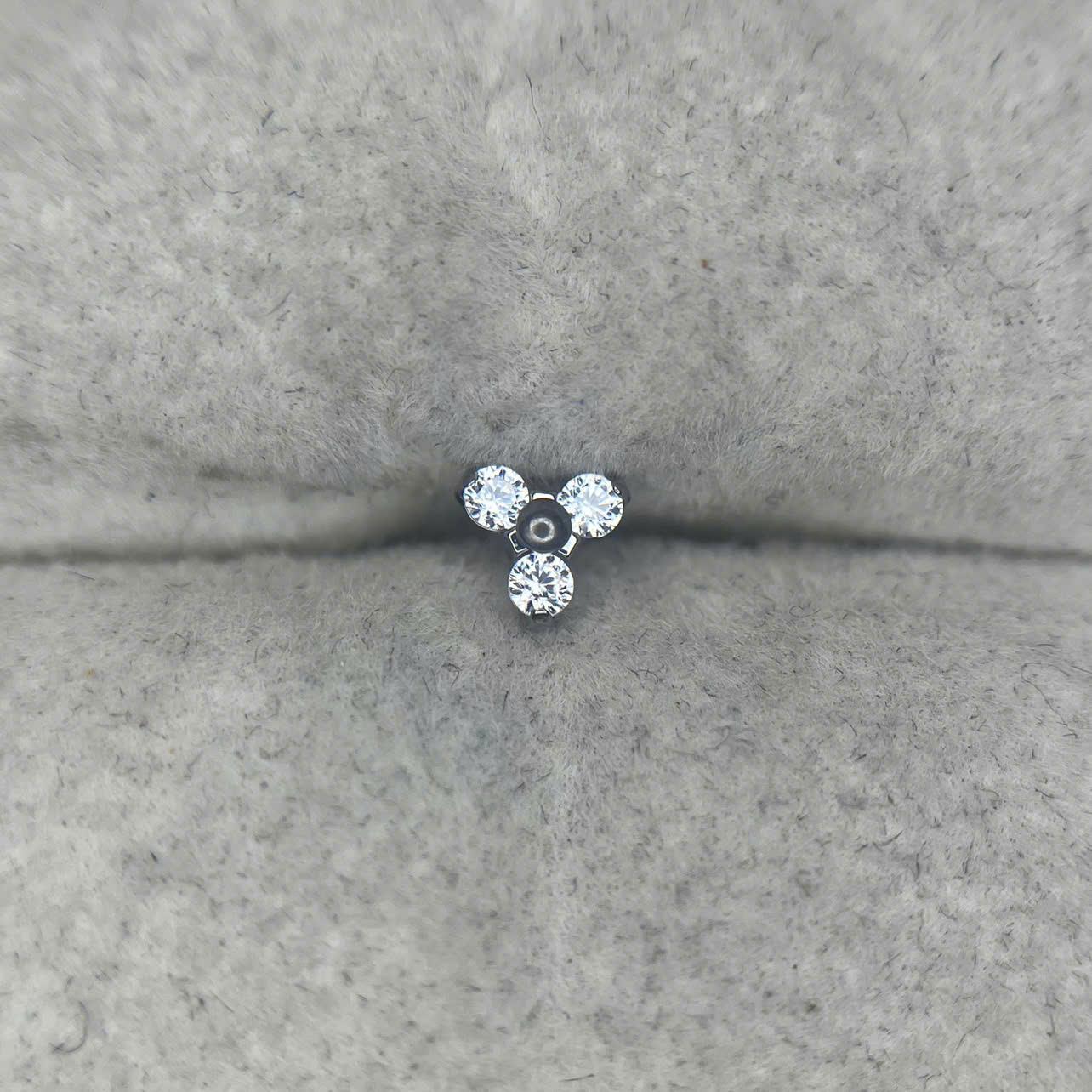 charm cấy titan lá ba cánh kim cương 1.6