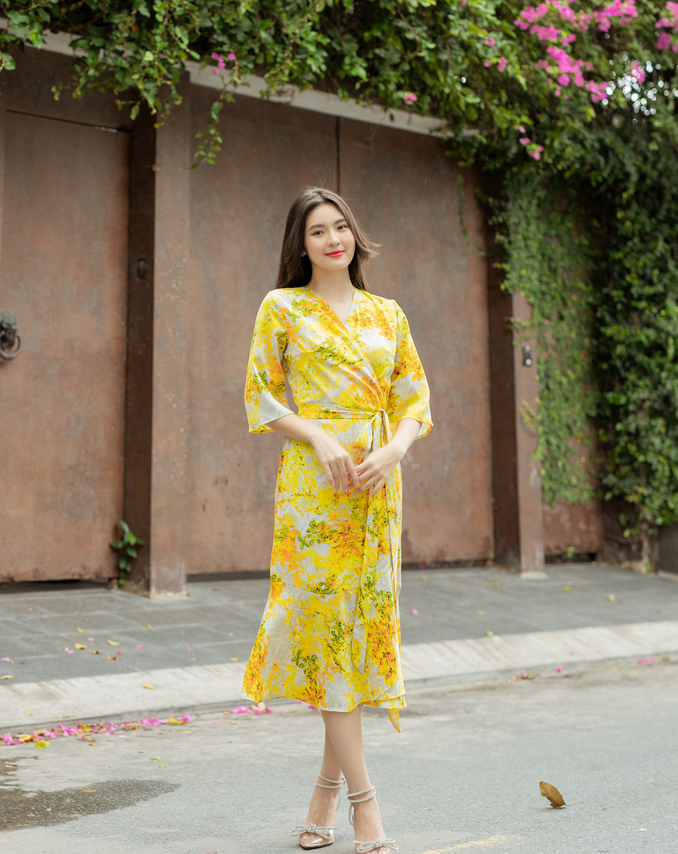 Đầm họa tiết cổ V đuôi cá kiểu đắp chéo cột eo