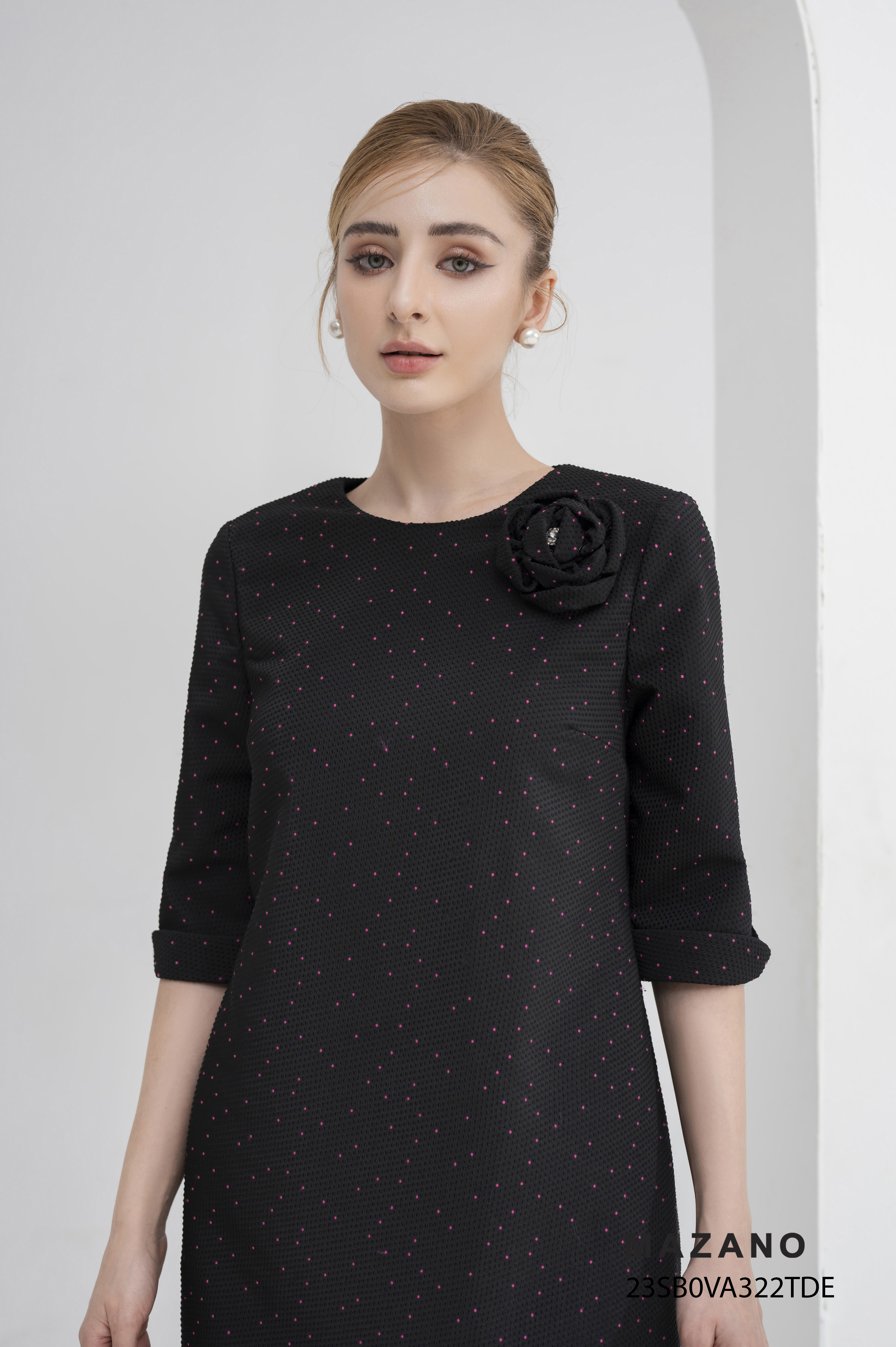 Váy Đầm suông Vải Gấm mềm Đính hoa cuốn Cổ tròn Tay lỡ Dài qua gối_thumbnail_3