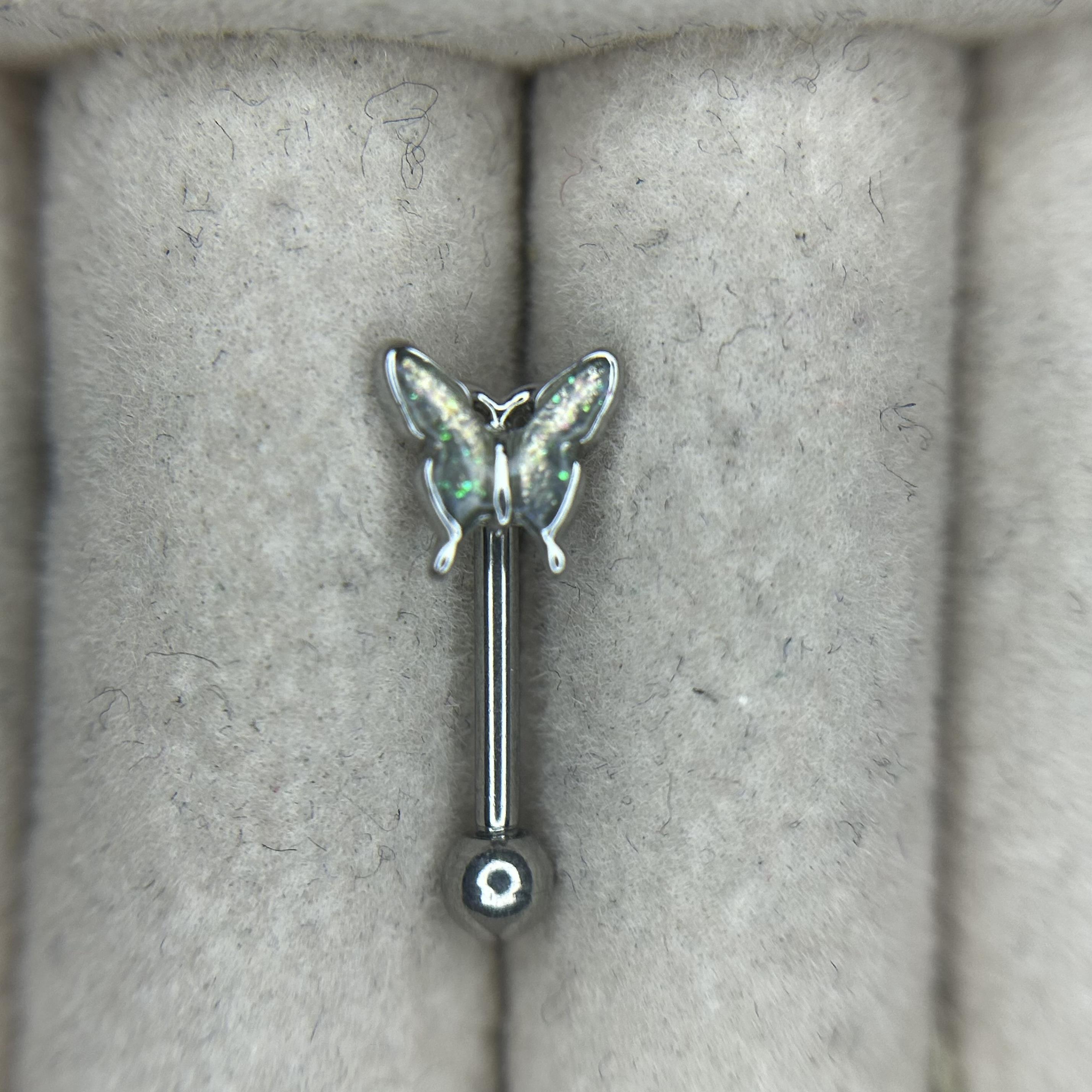 khuyên kiểu vertical con bướm trắng bạc xanh bốn cánh viền bạc