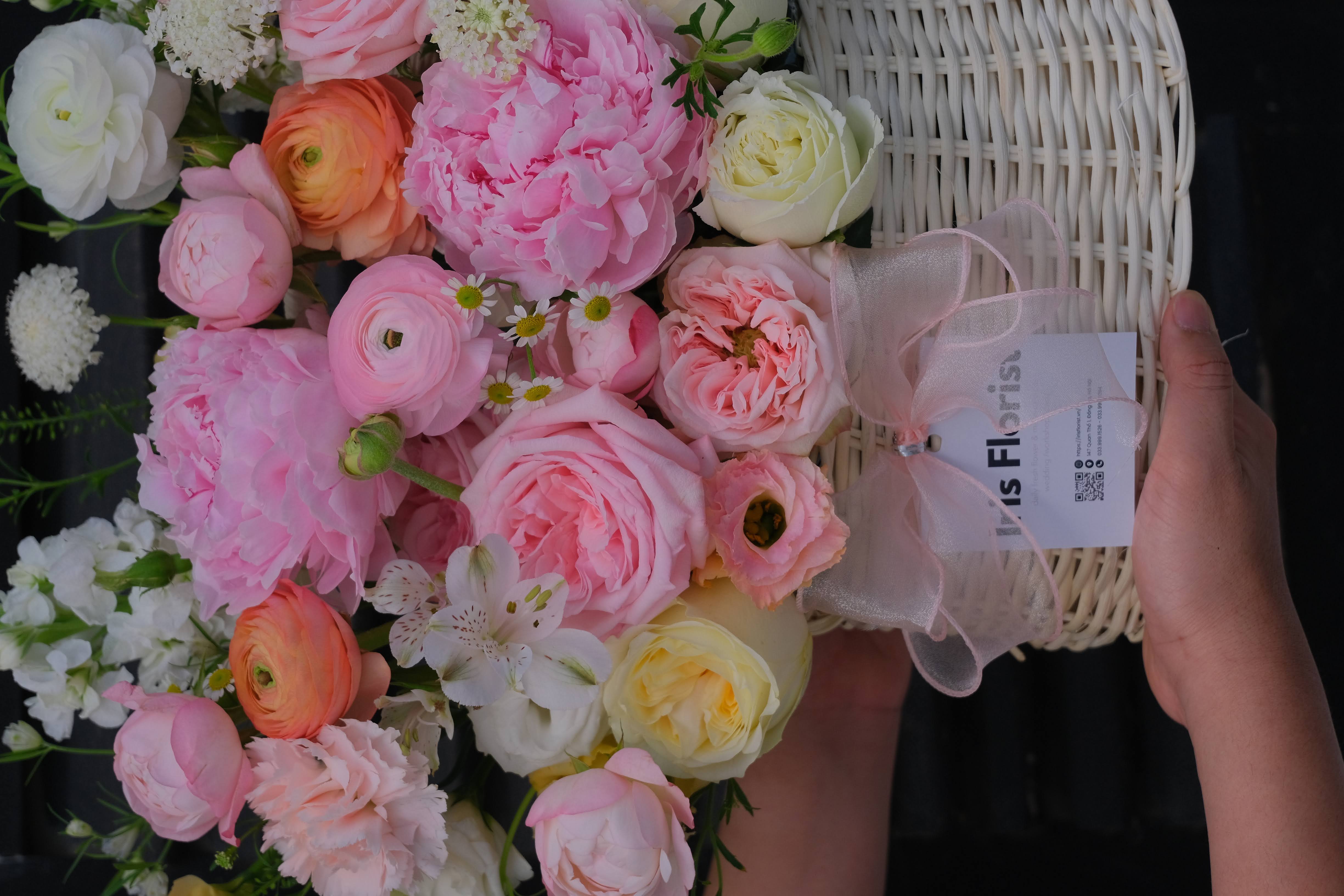 Giỏ hoa Peony mix mao lương và hoa phụ tone hồng