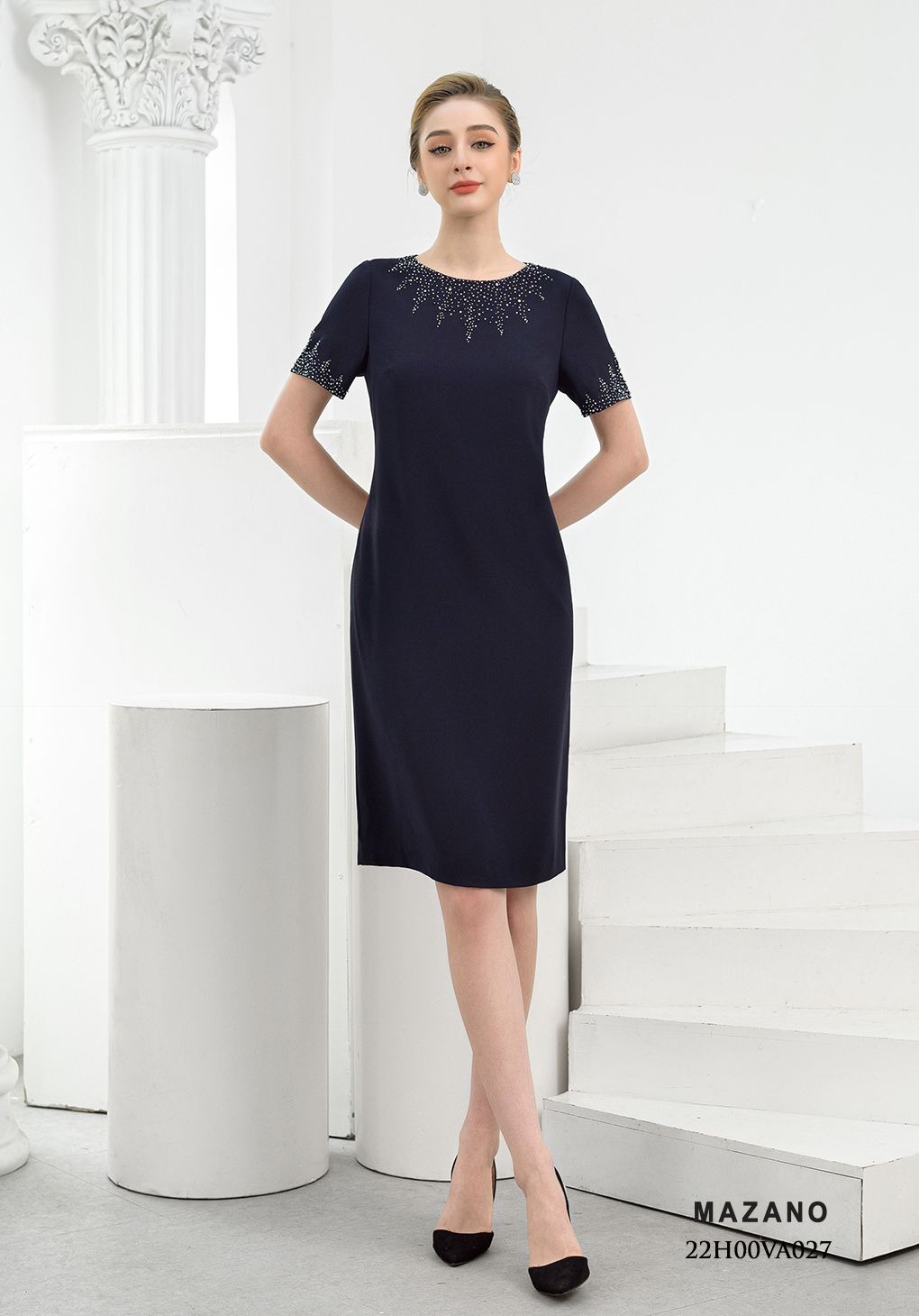 Đầm suông xanh đính đá cổ tay cách điệu