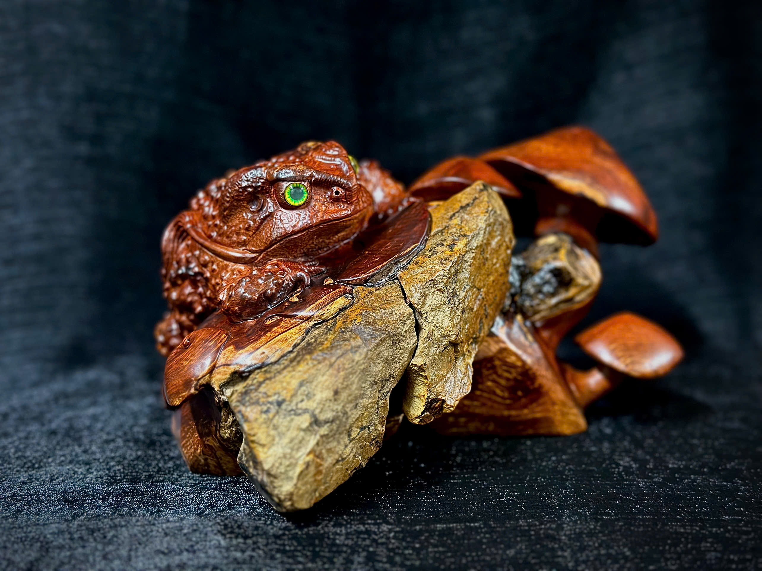 TƯỢNG CÓC TÀI LỘC - GỖ HƯƠNG ÔM ĐÁ_thumbnail_1