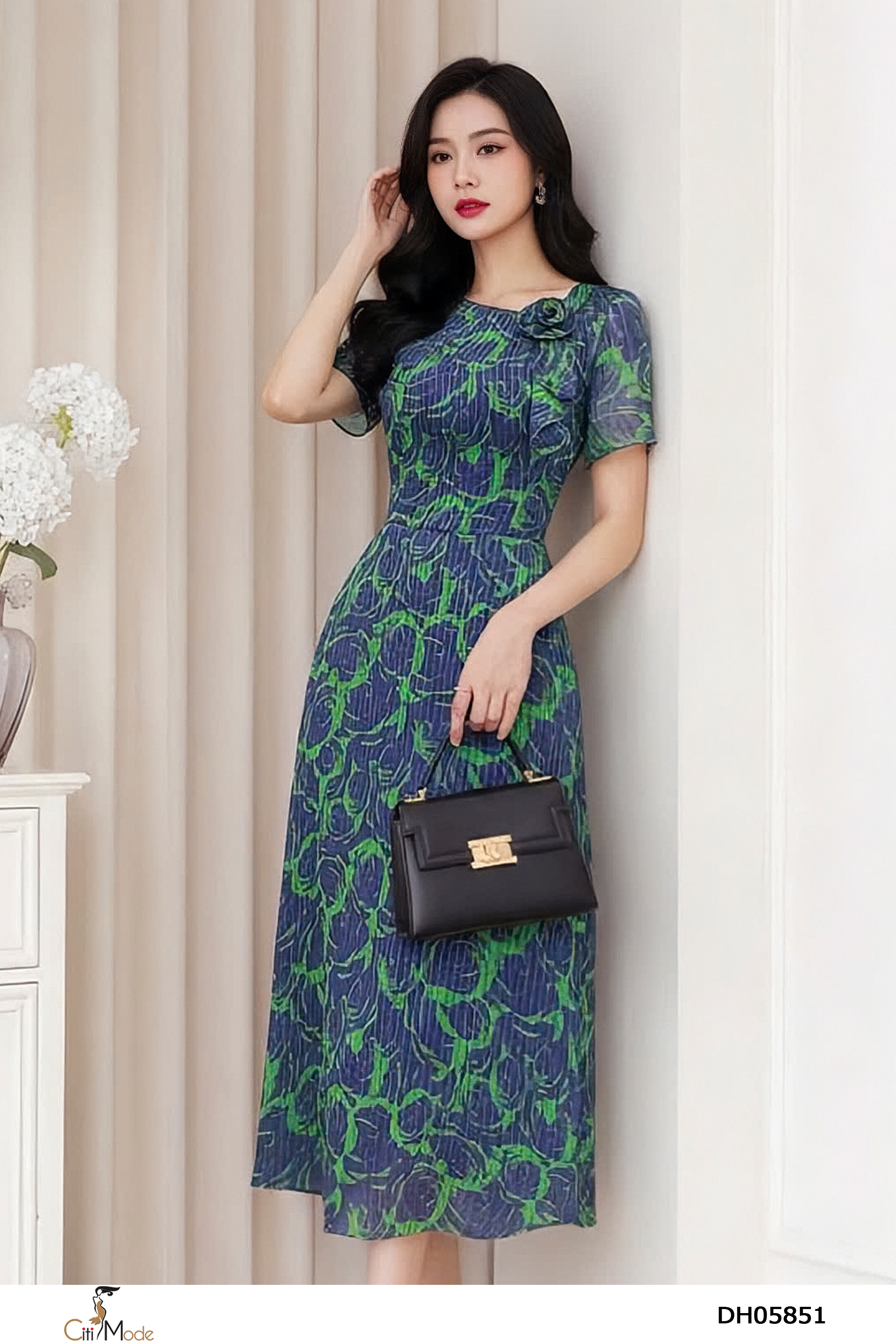 Đầm xòe hoa nổi xanh cổ cách điệu đính hoa, tay cọc