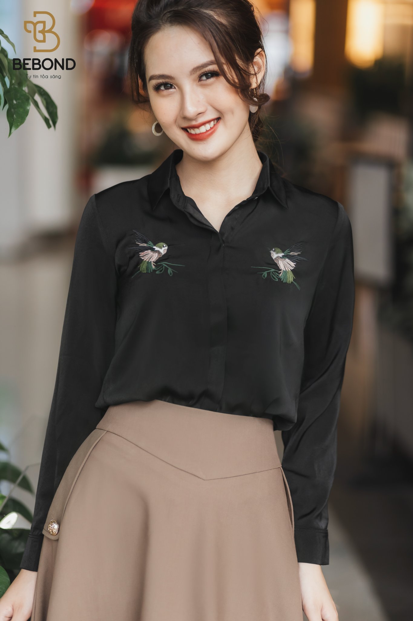 Áo sơ mi lụa thêu 2 bên đen