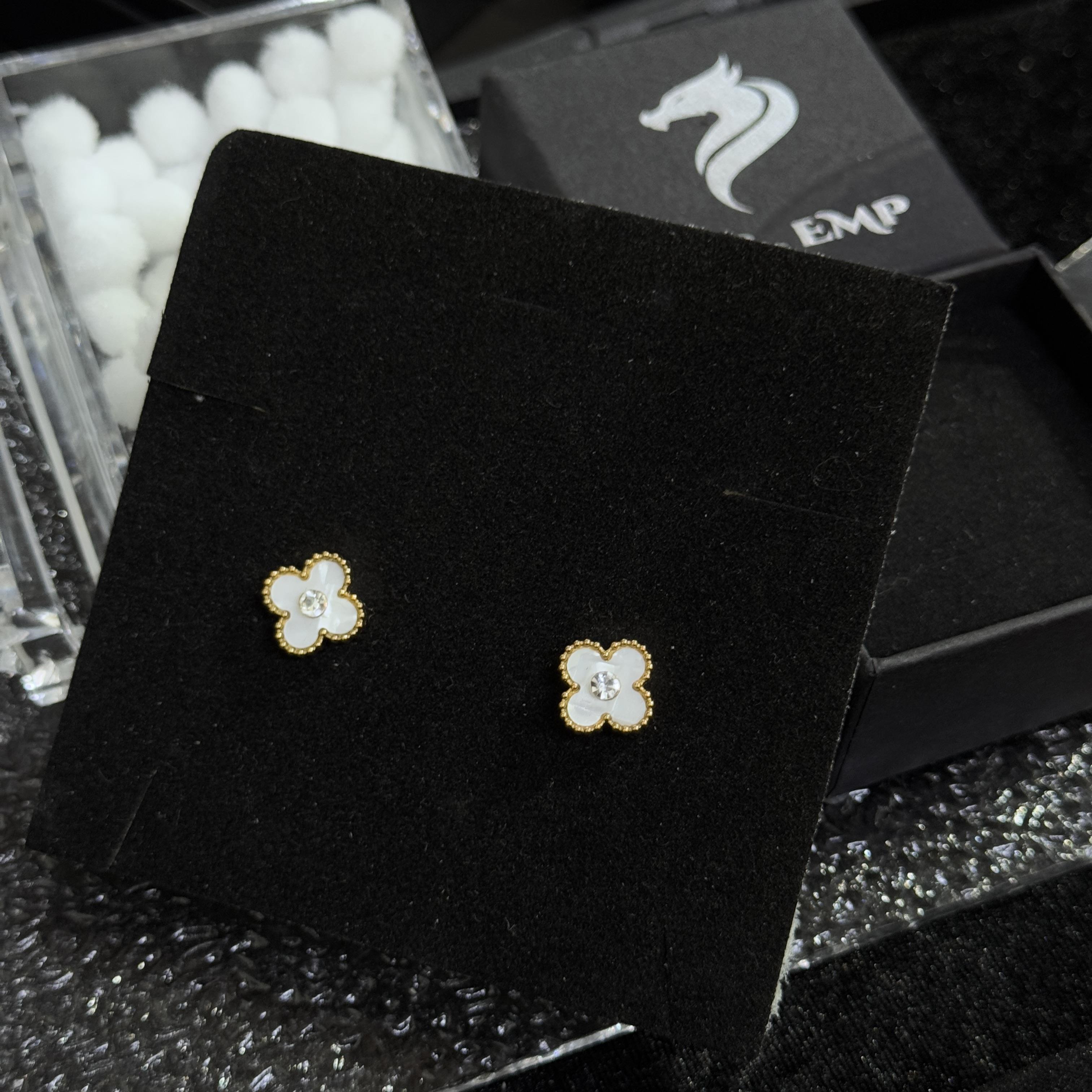 set ba món Van Cleef and Arpels hình nụ trắng titan._thumbnail_2