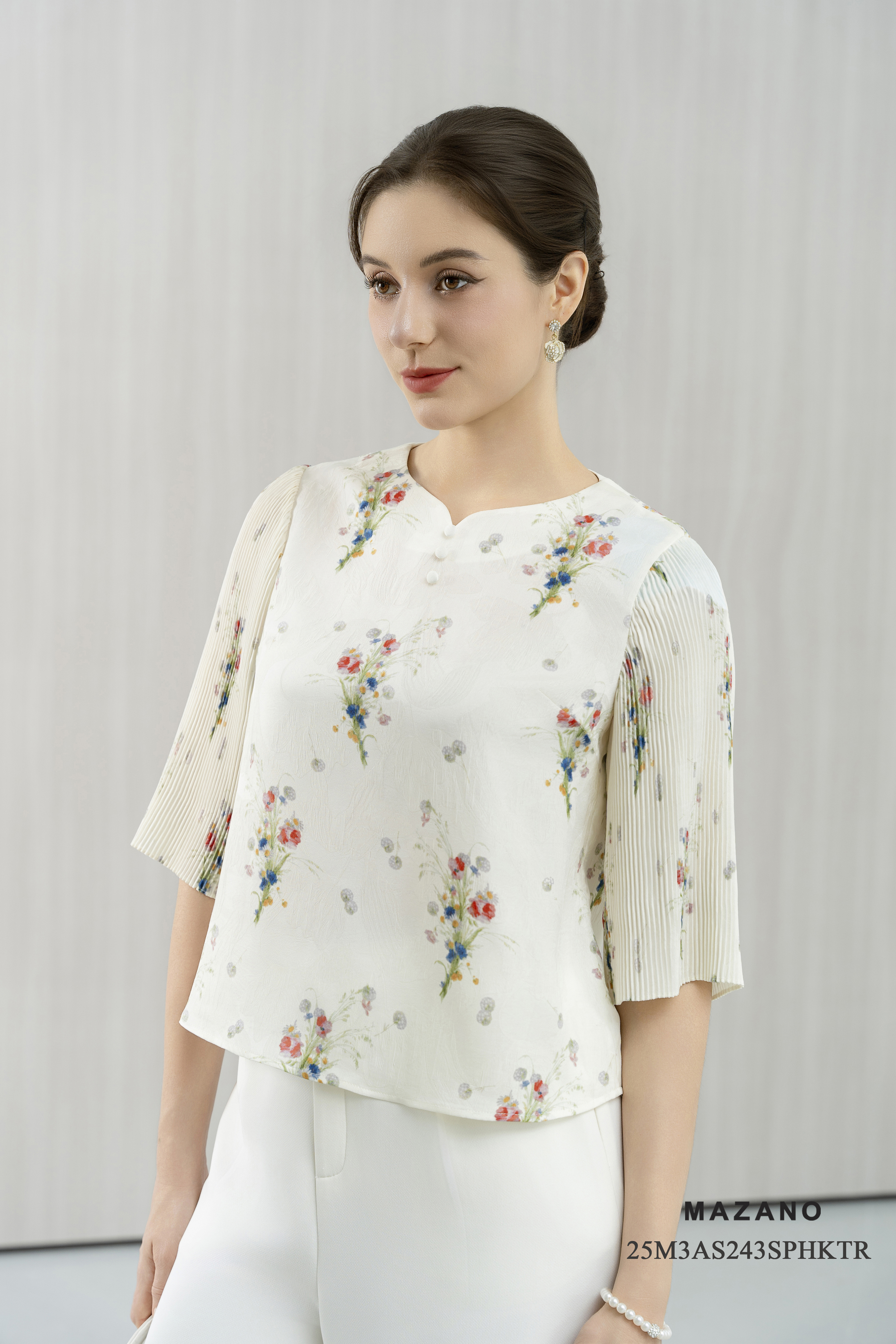 Áo Top suông cài khuy Vải lụa gấm Họa tiết hoa Cổ tròn Tay dập ly Dài dưới eo