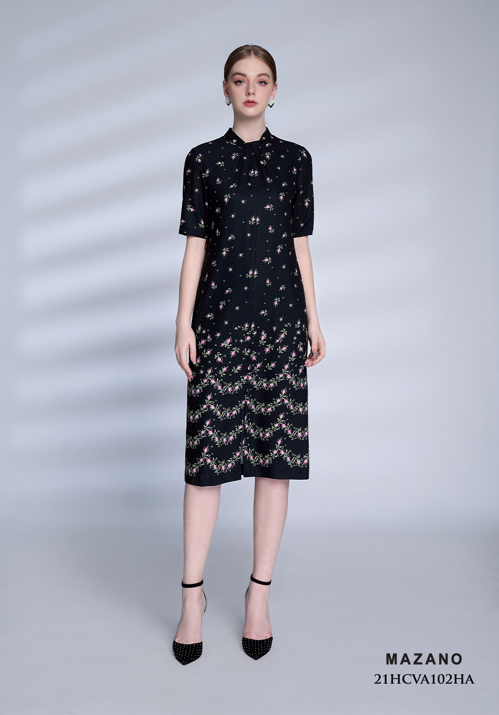 Đầm suông nền đen họa tiết in nụ hồng tay lỡ