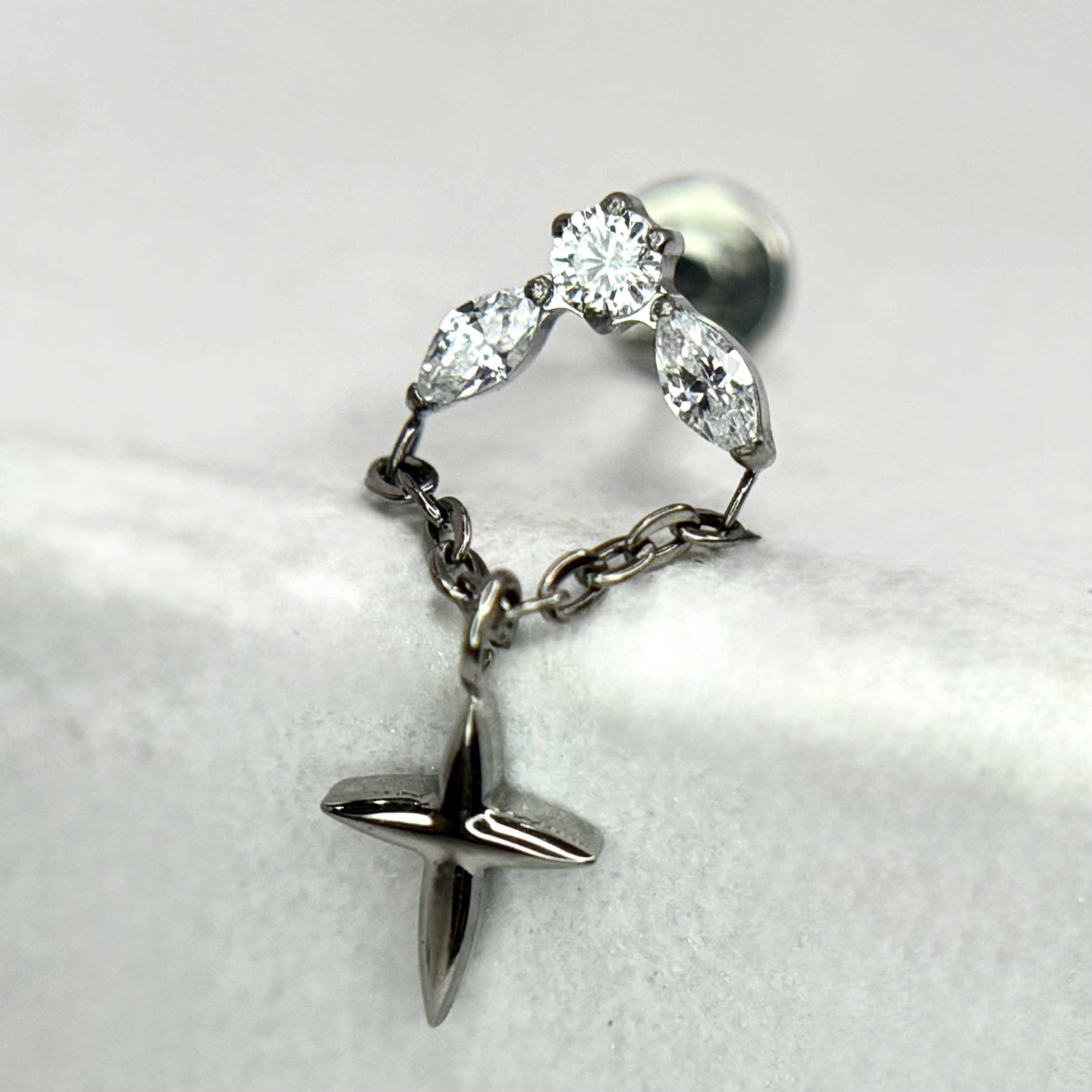 Khuyên kiểu titan đá trắng rơi sao trơn 4 cánh