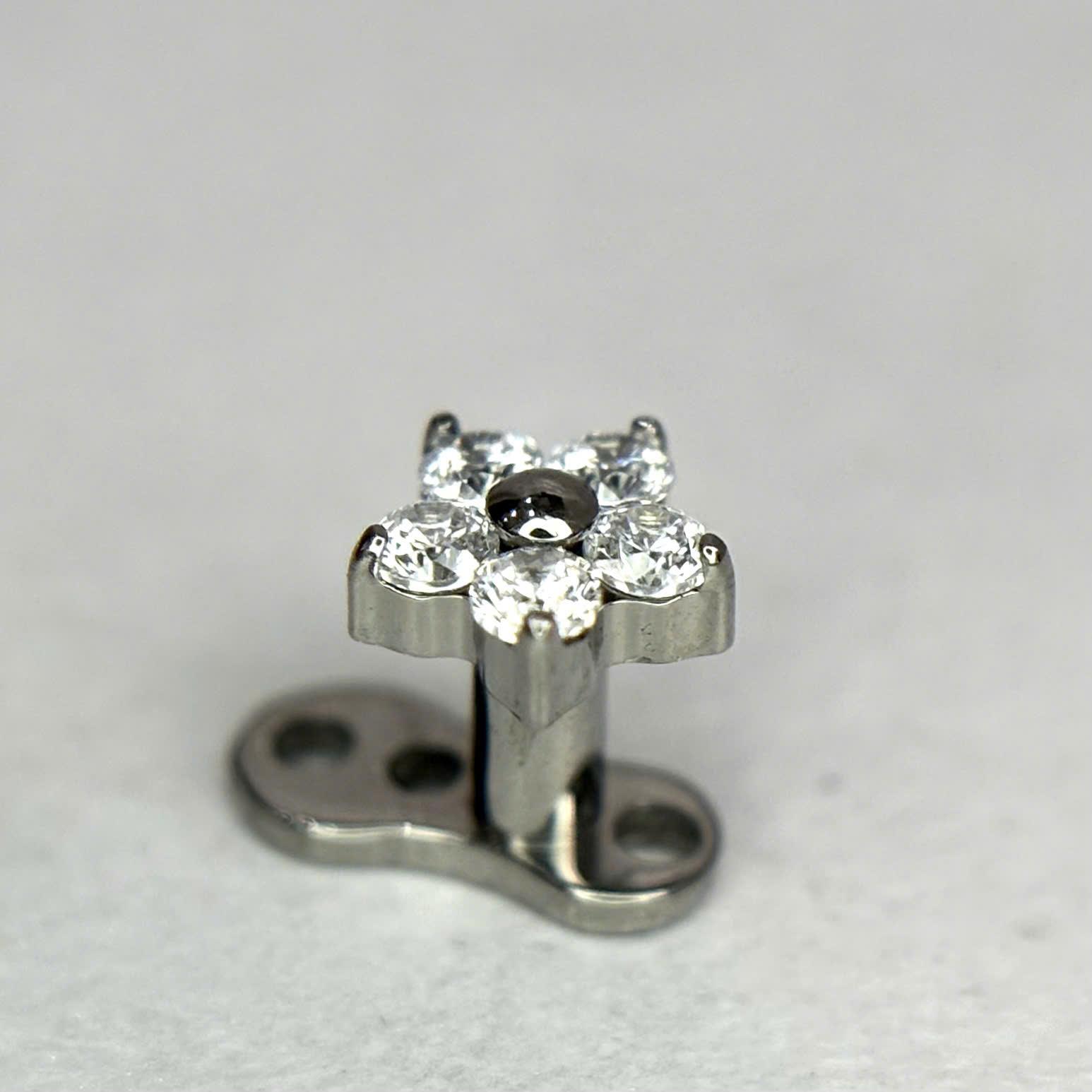 Khuyên cấy titan hoa 5 cánh nhụy bi_thumbnail_1