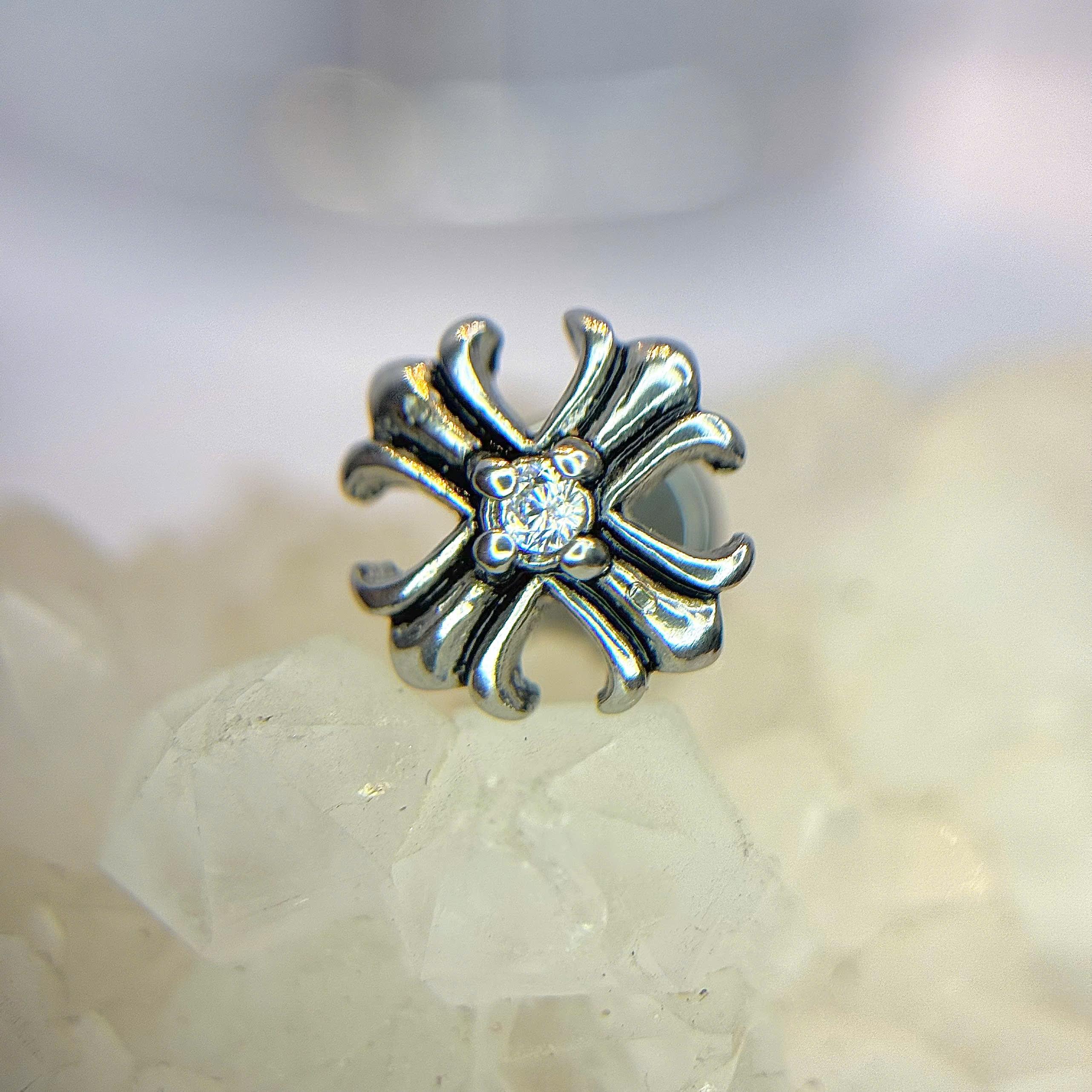 Khuyên kiểu chrome heart đá