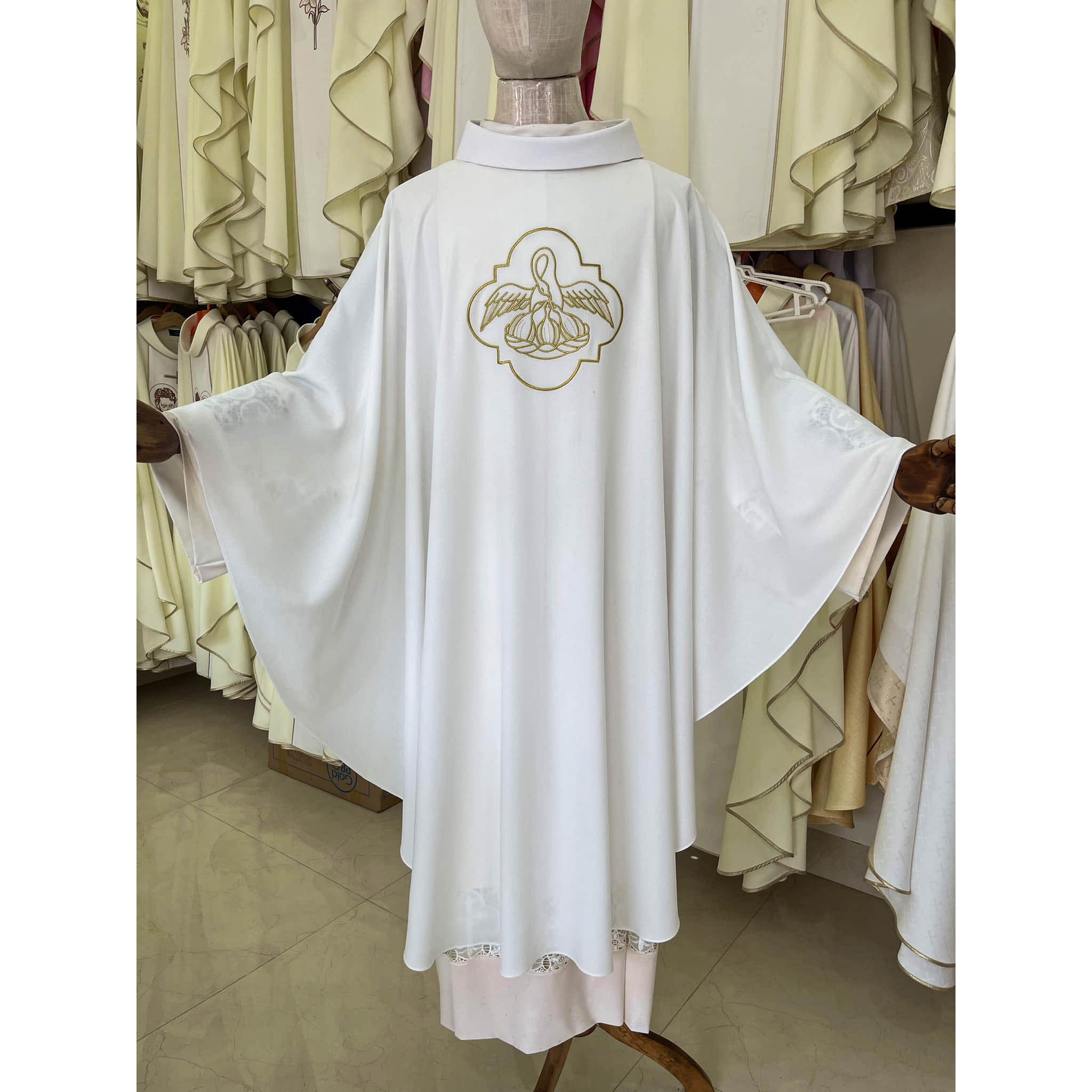 Áo lễ linh mục màu trắng - Qùa tặng cha xứ - Qùa tặng tân linh mục