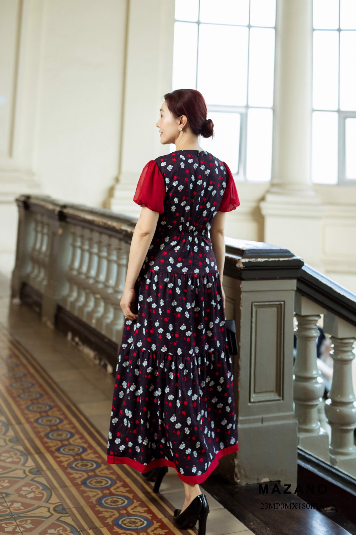 Đầm Maxi vải voan in hoạ tiết phối màu đỏ hai tay và gấp váy_thumbnail_5