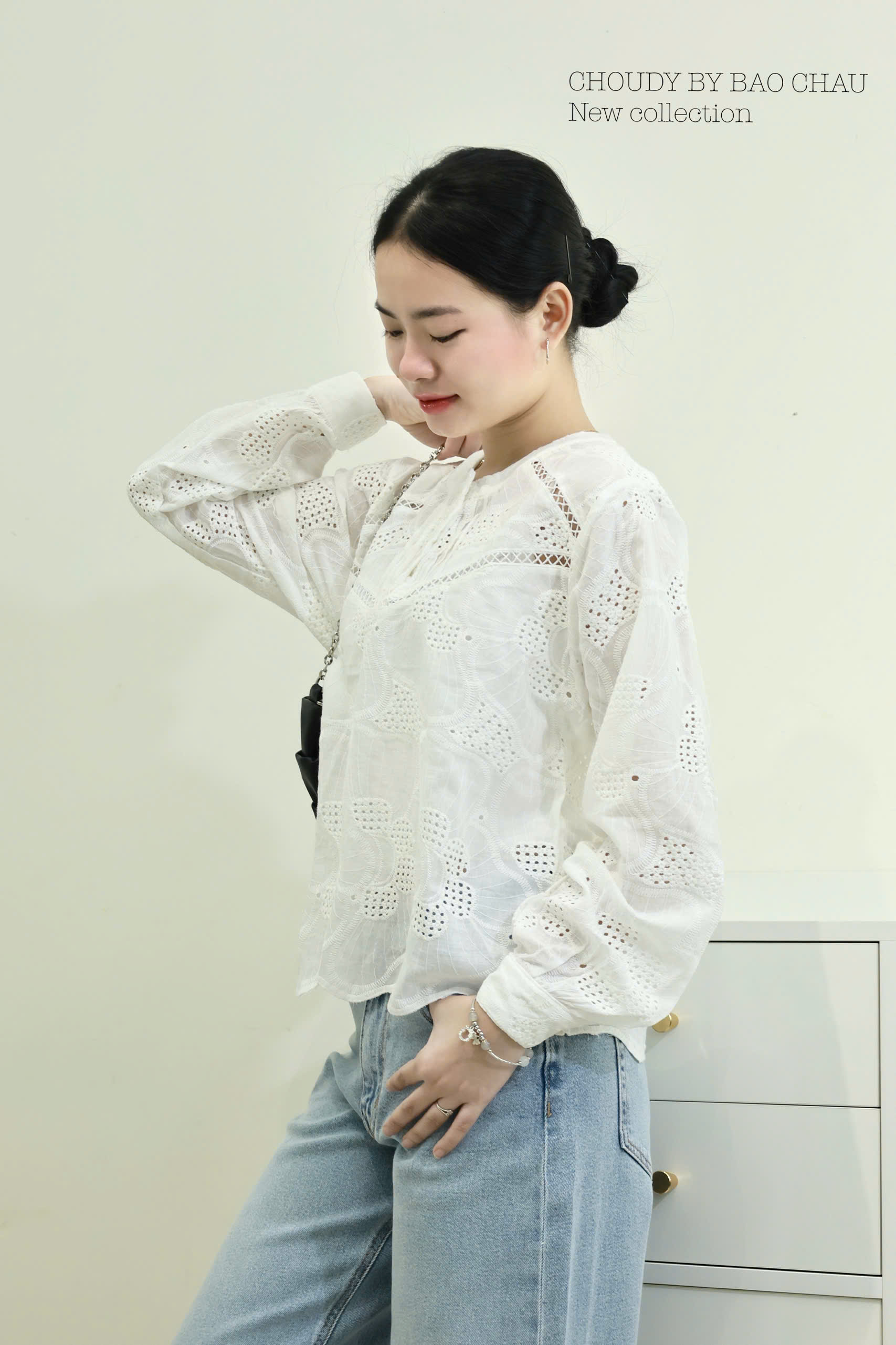 U682 ÁO KIỂU ĐỤC LỖ TRẮNG_thumbnail_9