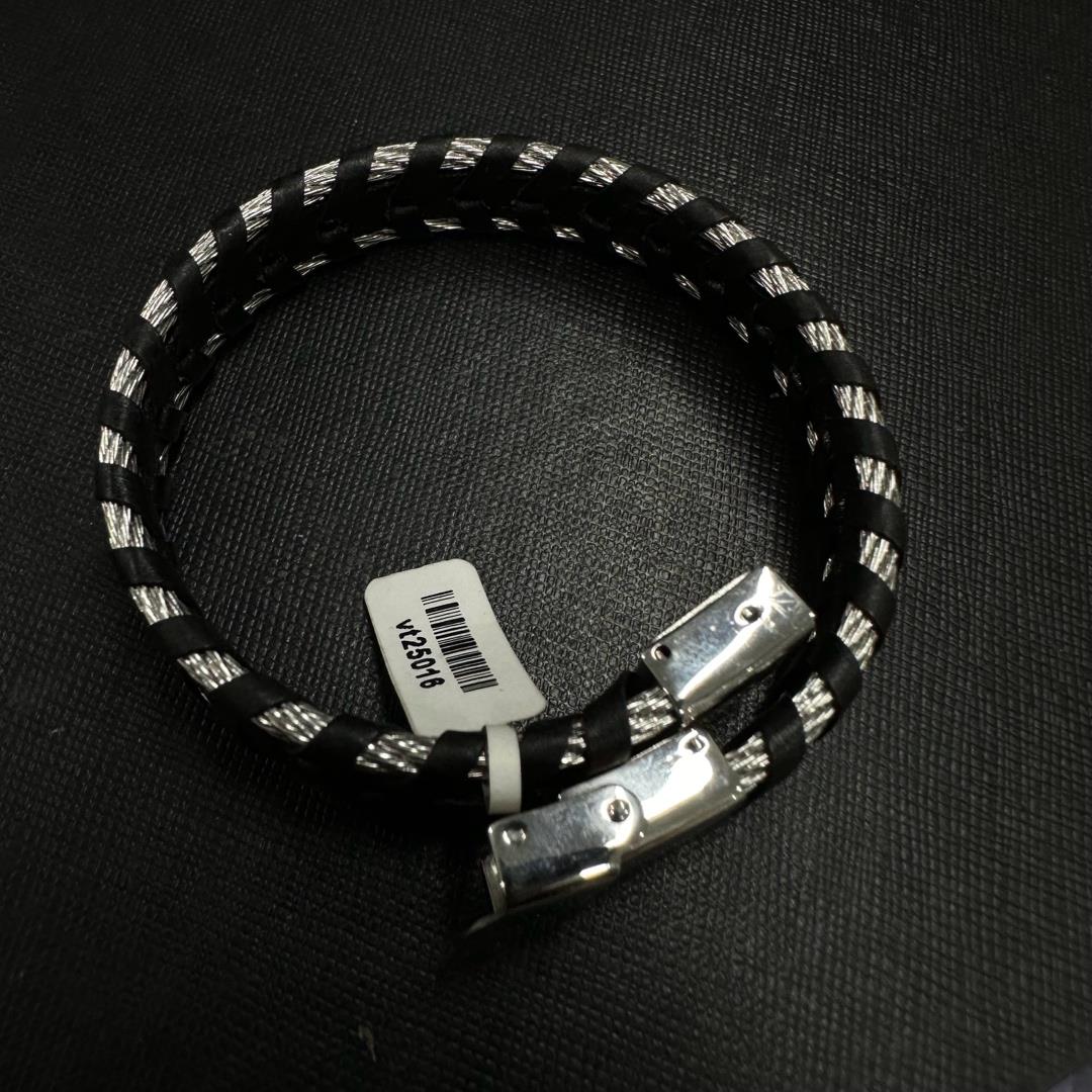 Vòng tay da thật mix khoá titan 21.5cm.