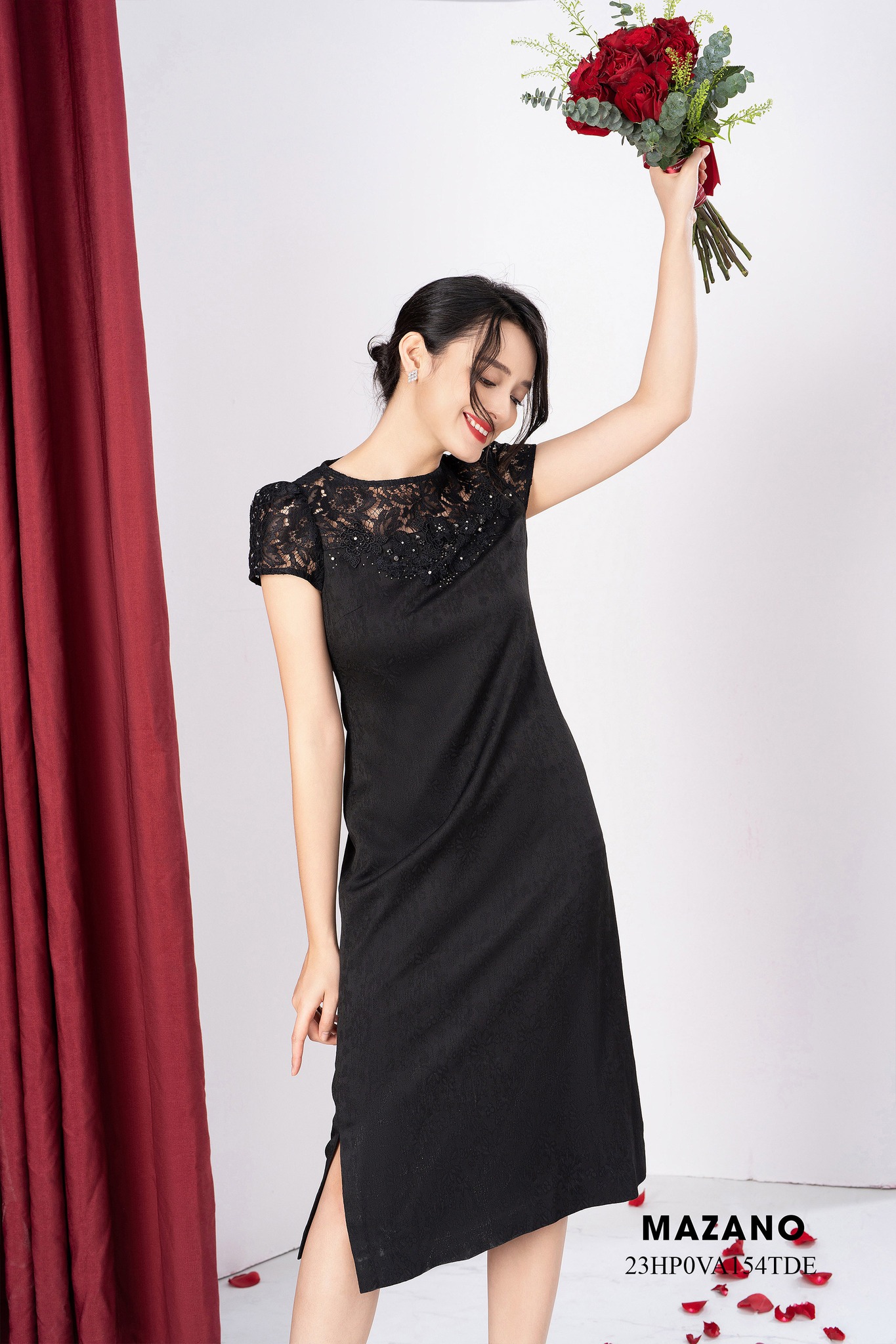 Đầm suông đen phối ren đính hoa ngực_thumbnail_3